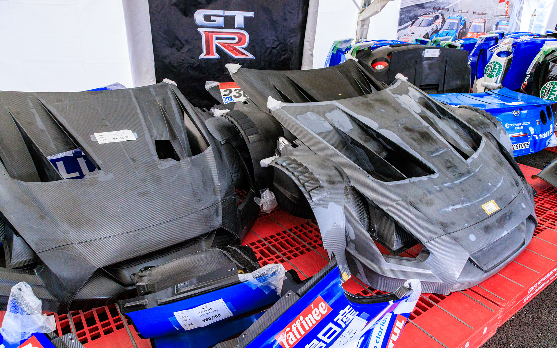 カーボンむき出しのカウル類も