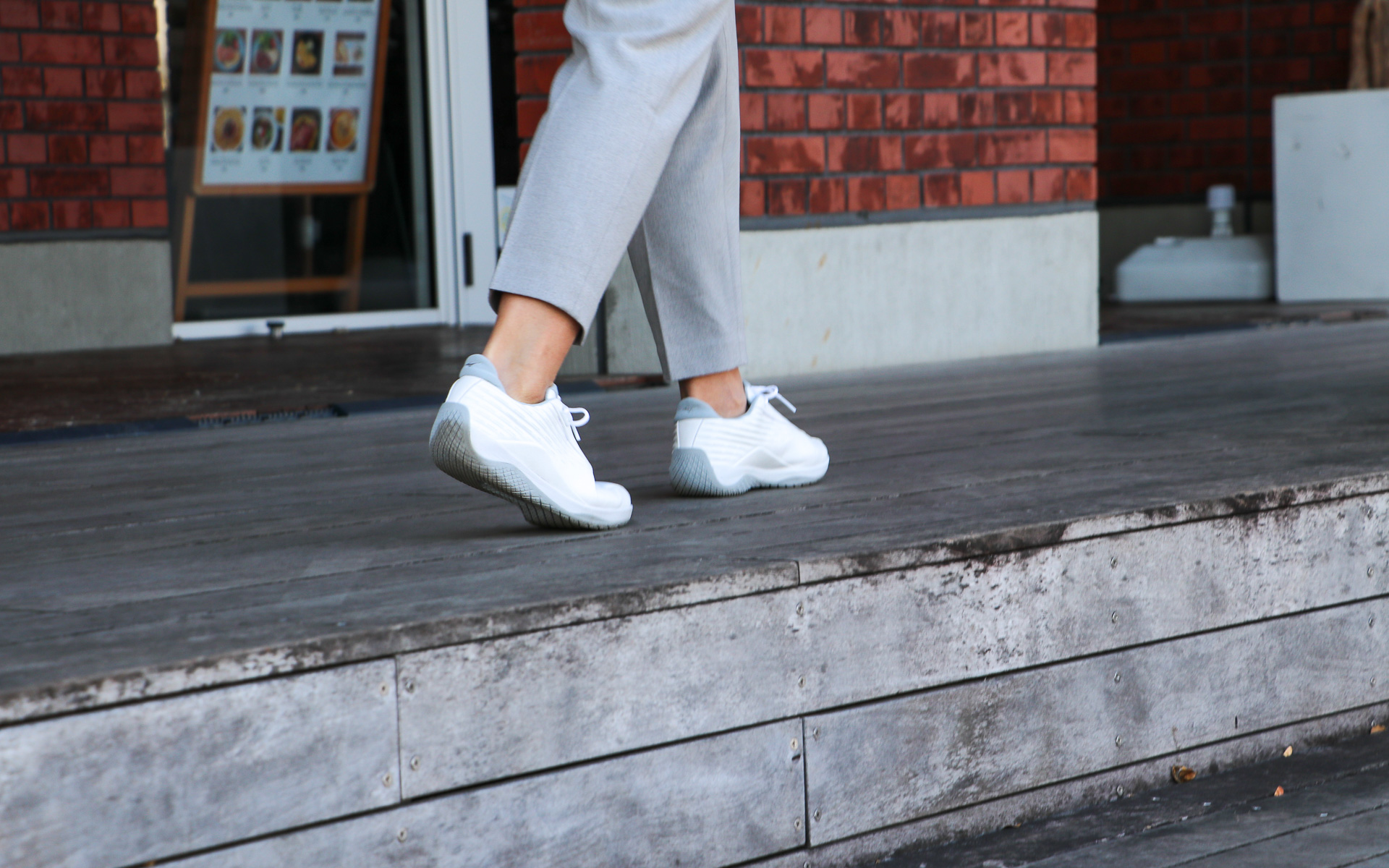 ドライブでのおでかけ先で歩きまわっても、ソールに厚みがしっかりあるので疲れにくいです