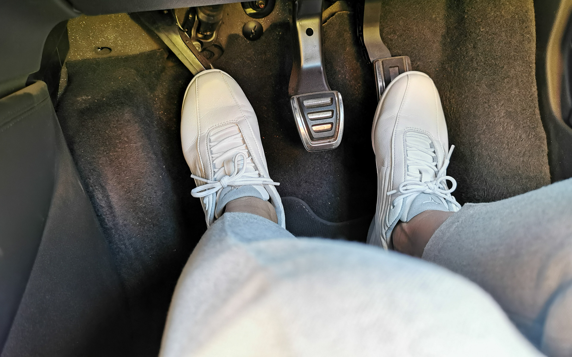 つま先部分のアウトソール（裏面）は厚すぎず、薄すぎず、さらに内部の「MIZUNO COB」のおかげで情報伝達量が多い