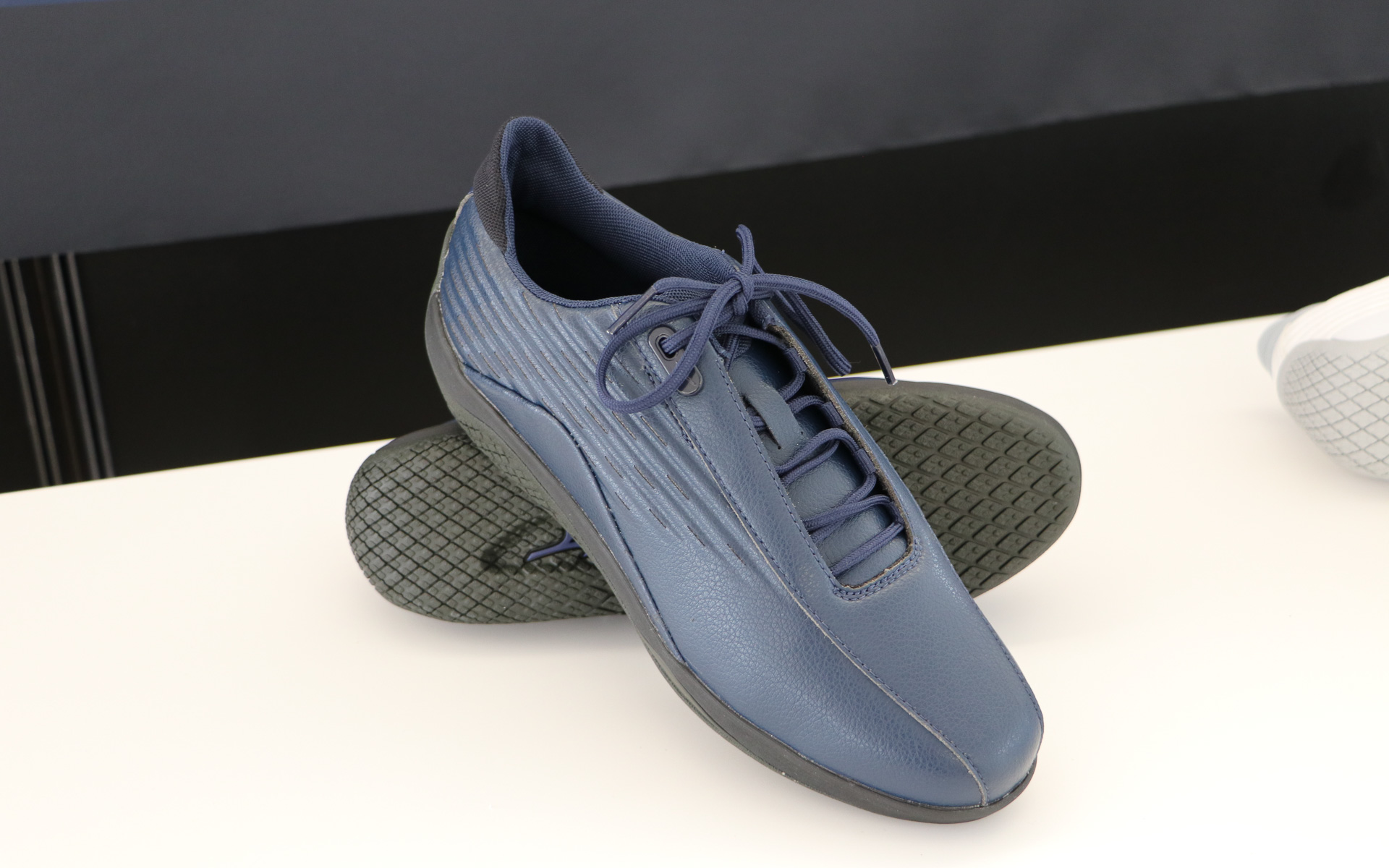 カラーは今回履いている「ホワイト」のほかに「ネイビー」と「ブラック」がありシーンに合わせた使い分けもOK