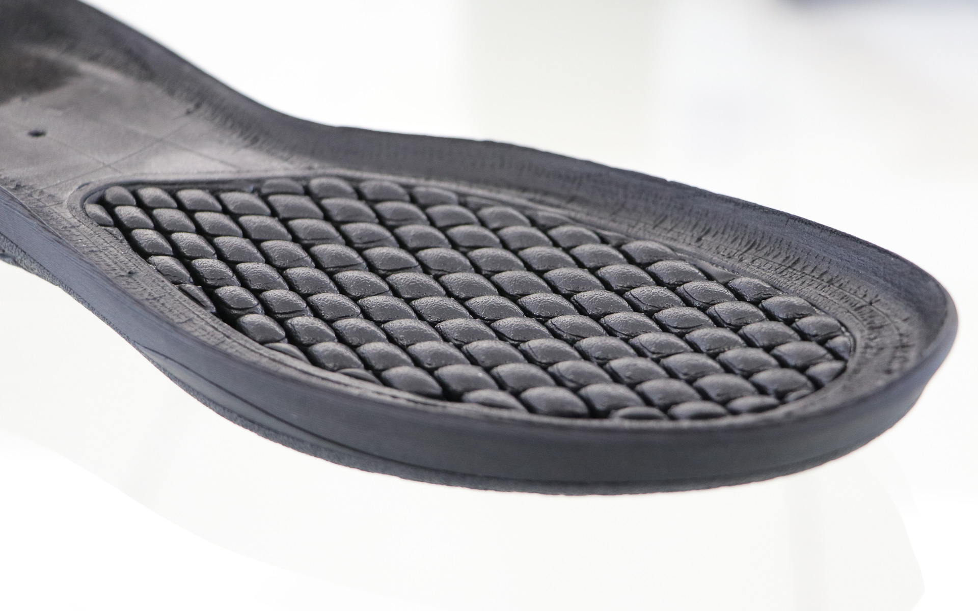 ミッドソールの上面に配されるのが「MIZUNO COB」で、COBは「CENTER OF BALANCE」の頭文字とのこと