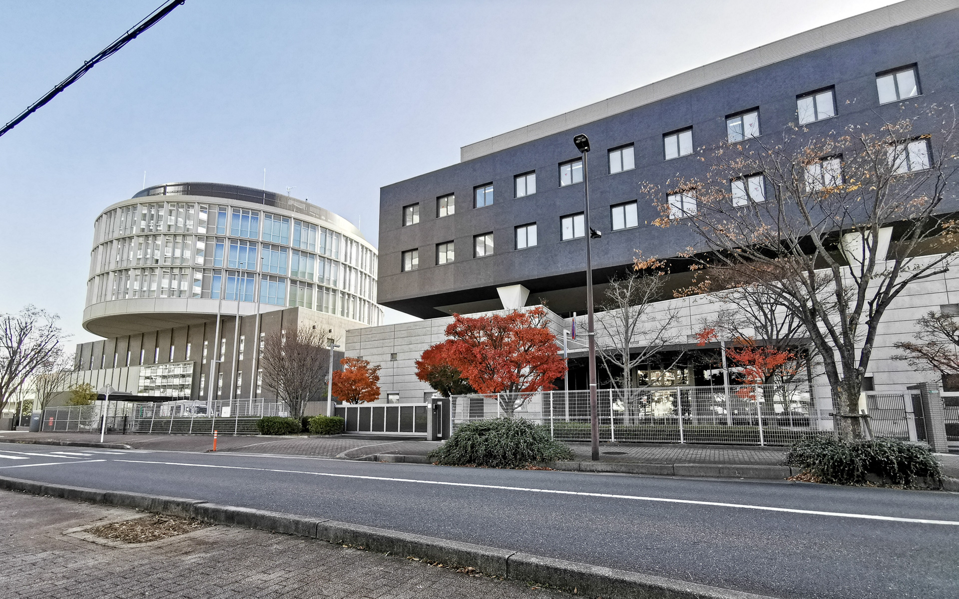 本社外観。左の丸い建物が「本社」で、右の四角い建物は「タイヤ技術センター」