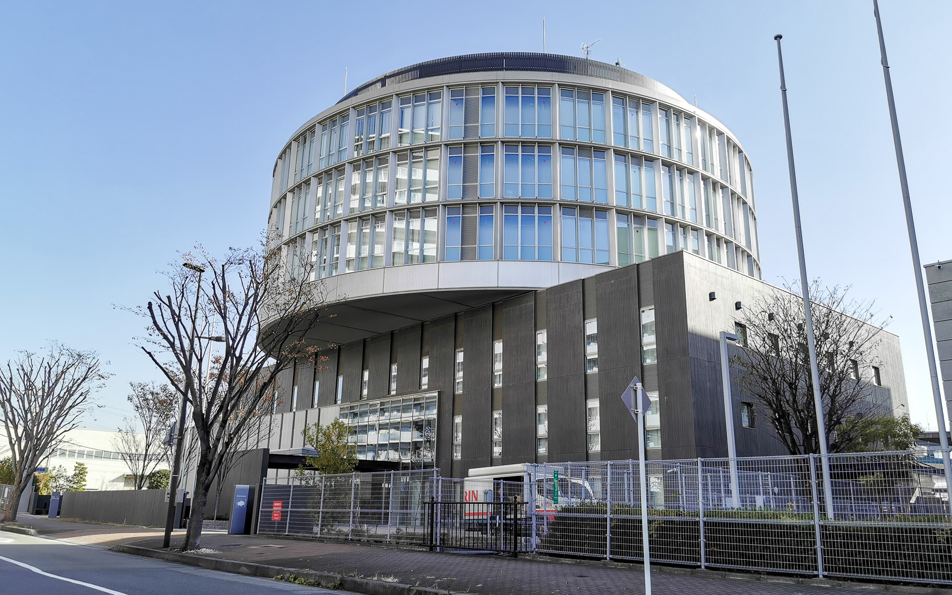 4～6階の上層階が自動車用タイヤをモチーフにした円形のユニ－クな外観構造