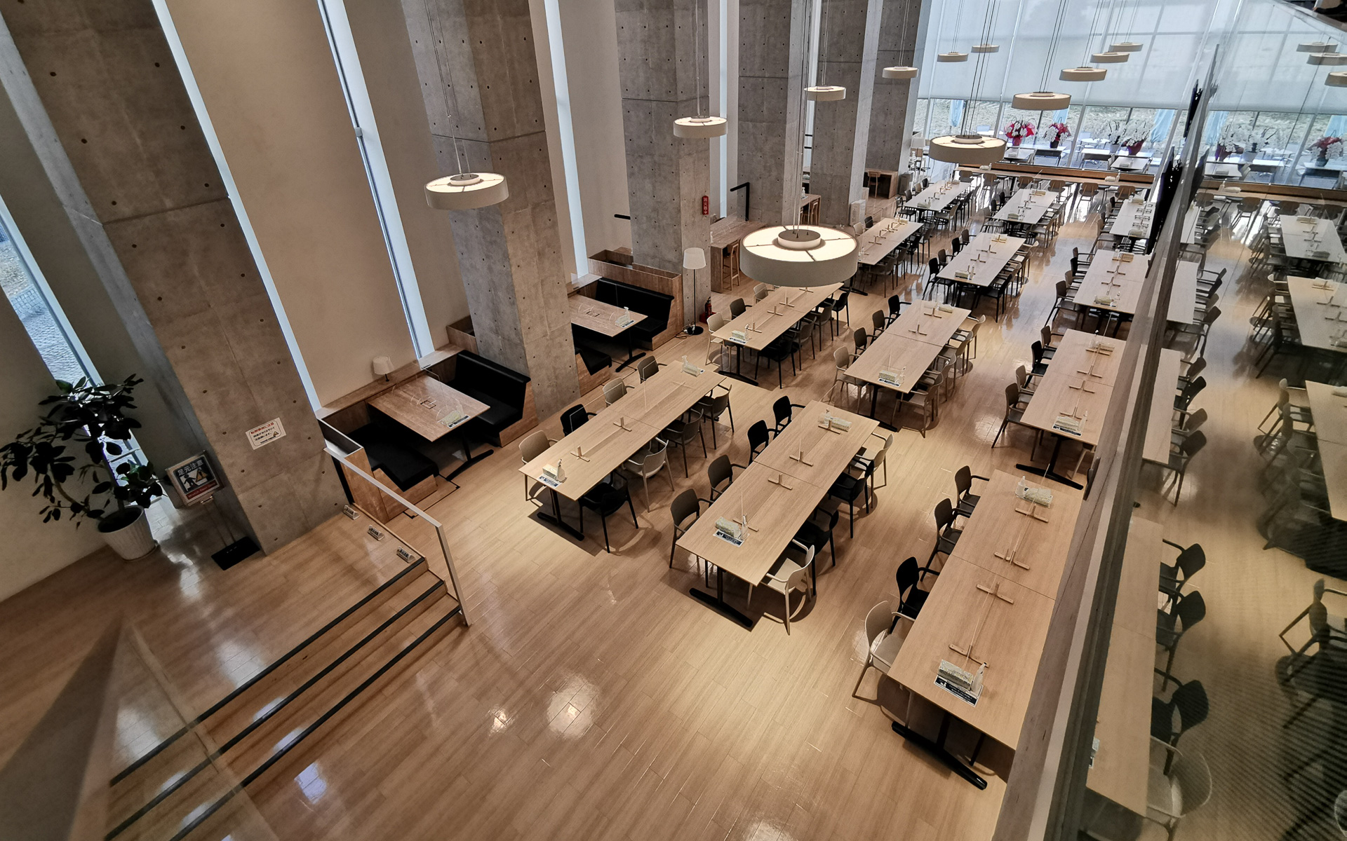 社員食堂もリニューアルし、コミュニケーションしやすく利便性も高めたという