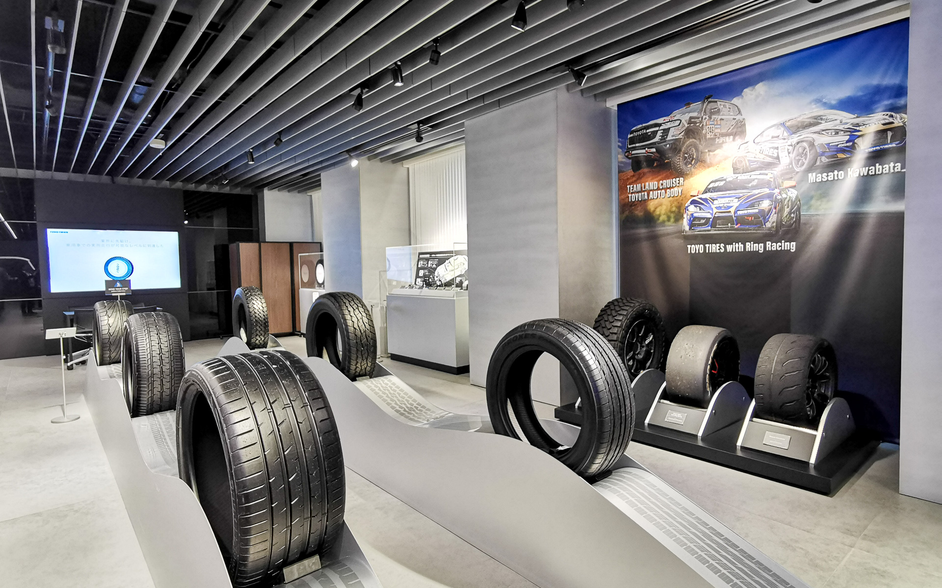 さまざまなカテゴリーのタイヤを展示している