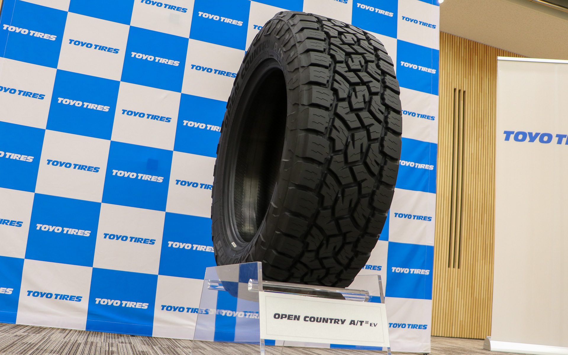 トーヨータイヤがEV用MTタイヤ「オープンカントリーA/T III EV」国内初披露した