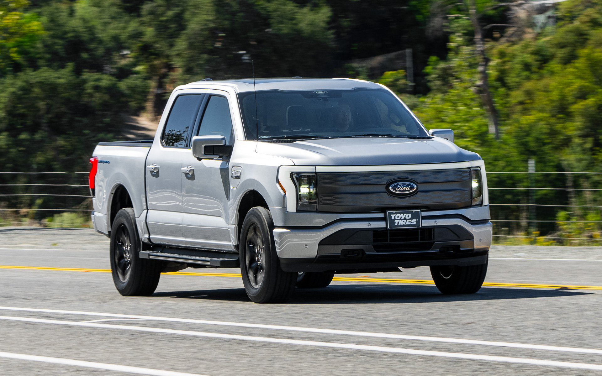 オフロードでの力強い走行とオンロードでの操縦安定性や快適性を両立した