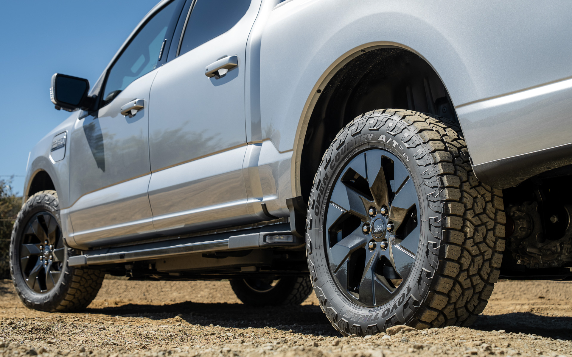 オフロードでの力強い走行とオンロードでの操縦安定性や快適性を両立した