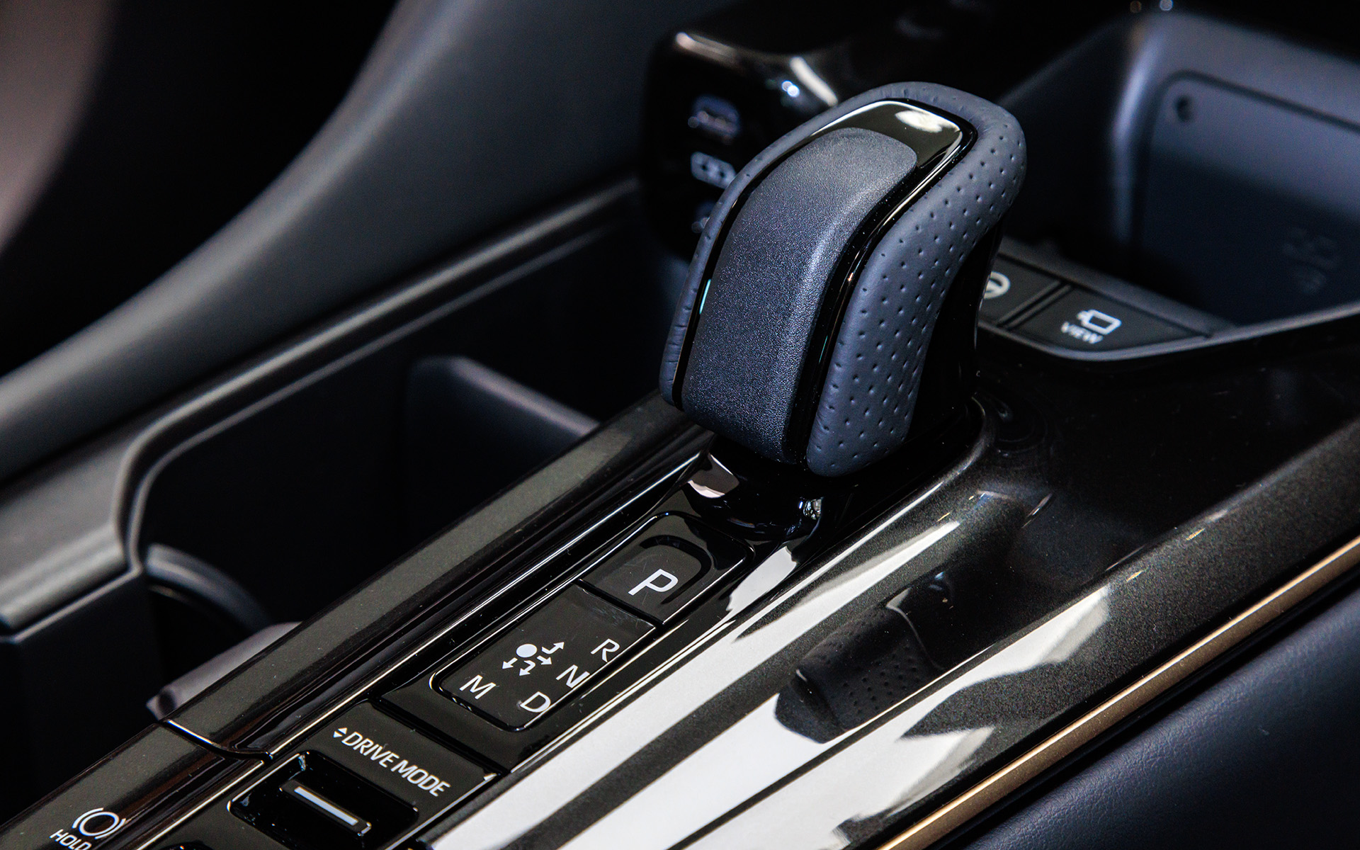 シフトノブもディンプル加工が施されたもの