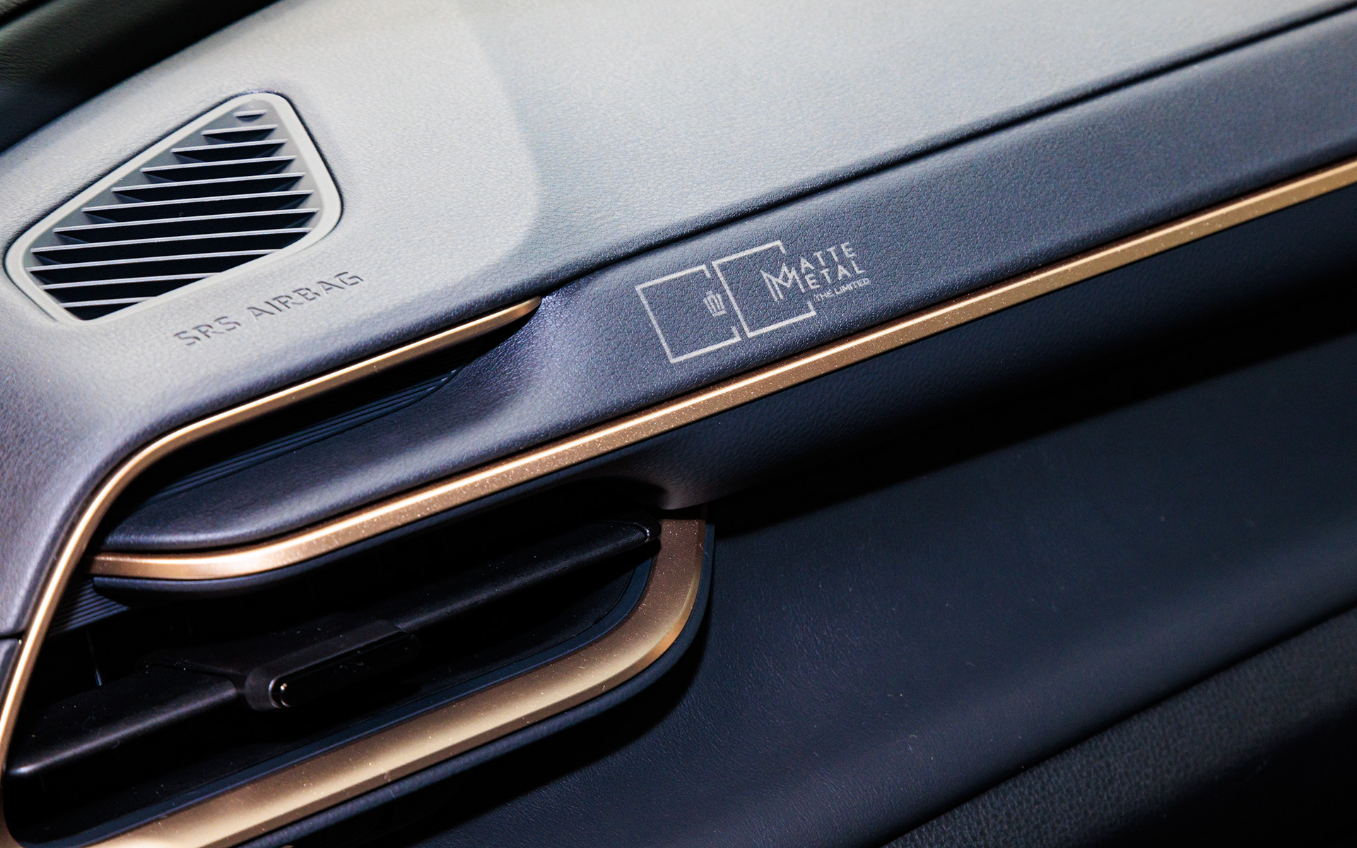 助手席前にはレーザー加工による専用加飾