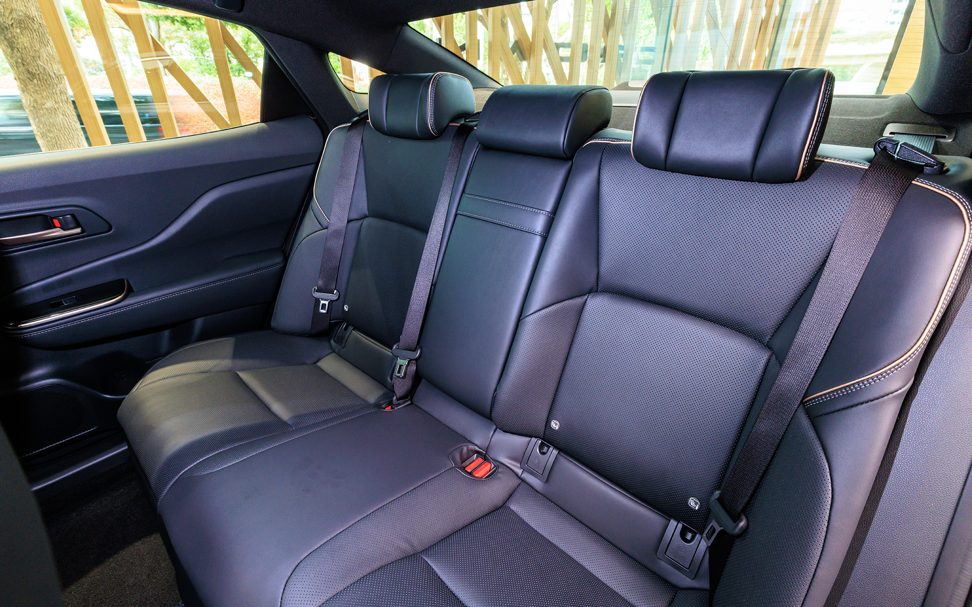 リアシートはグレーステッチ