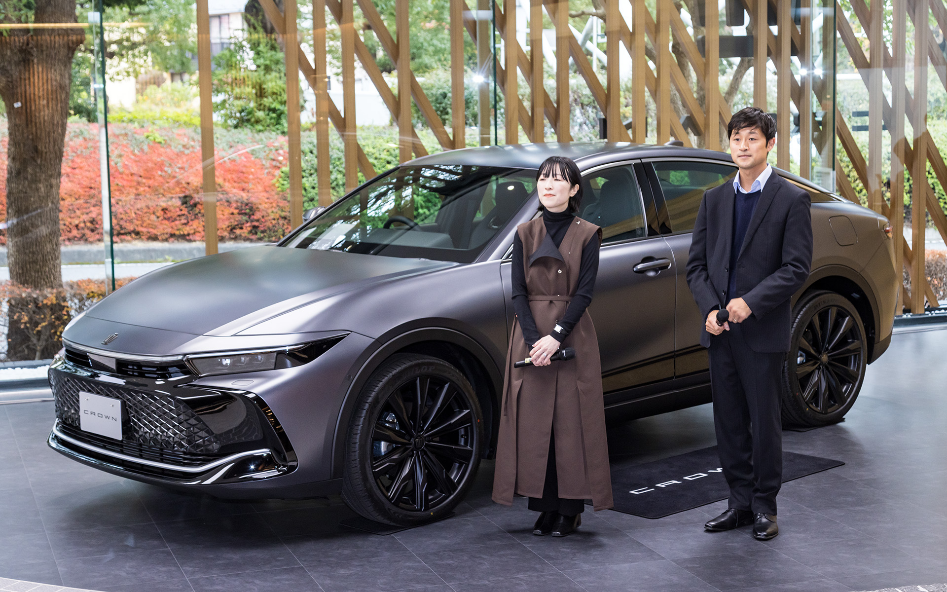 マット塗装を担当したモビリティ材料技術部 竹谷美雪氏（写真左）と堤塗装成形部 石垣佑樹氏（写真右）