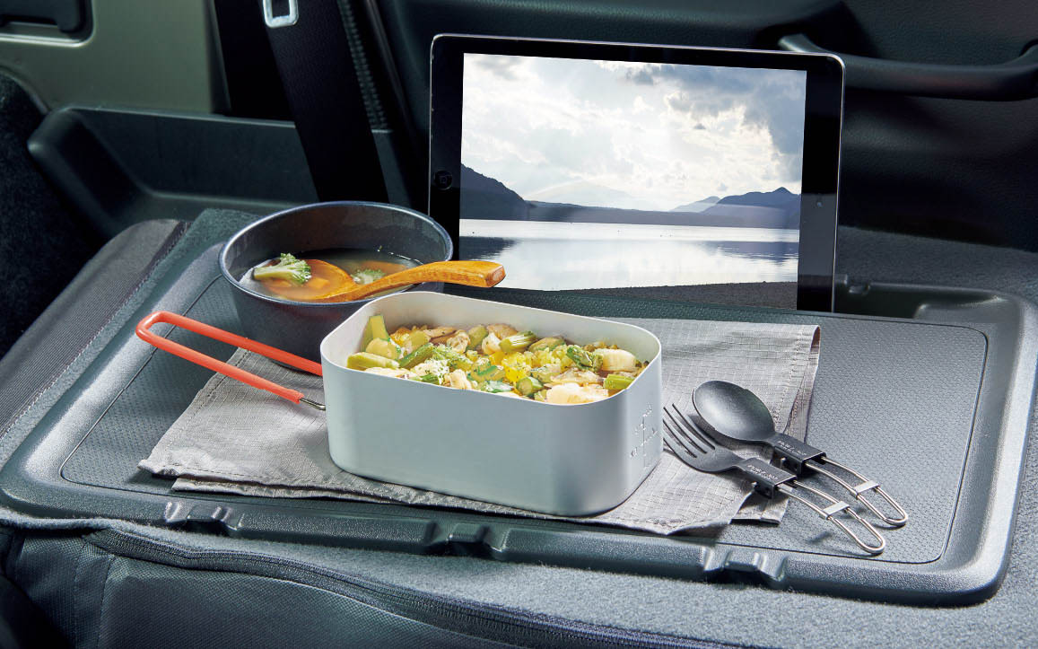 助手席シートバックテーブルの使用イメージ