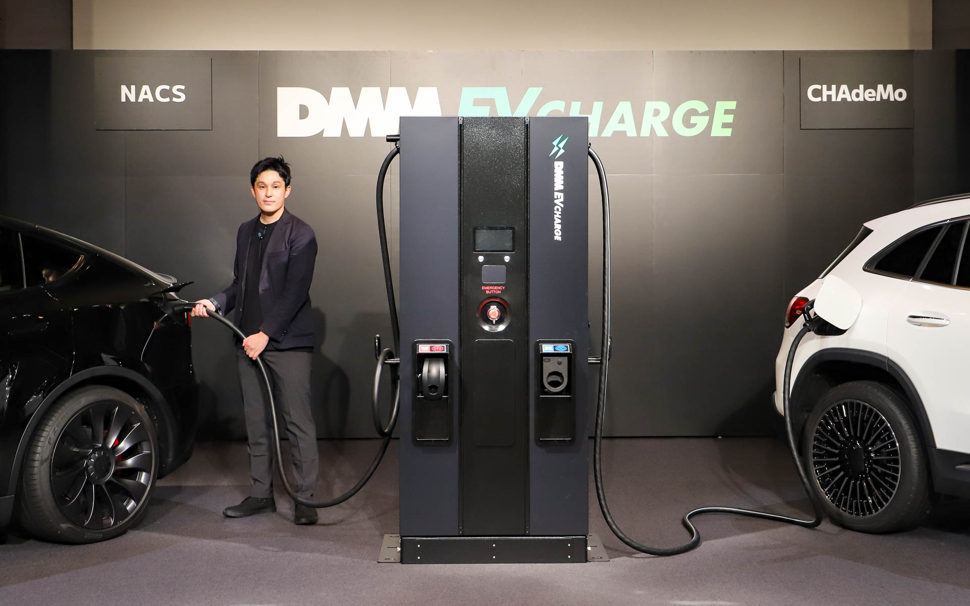 NACS規格とCHAdeMO規格に対応したダブルコネクタ急速充電器