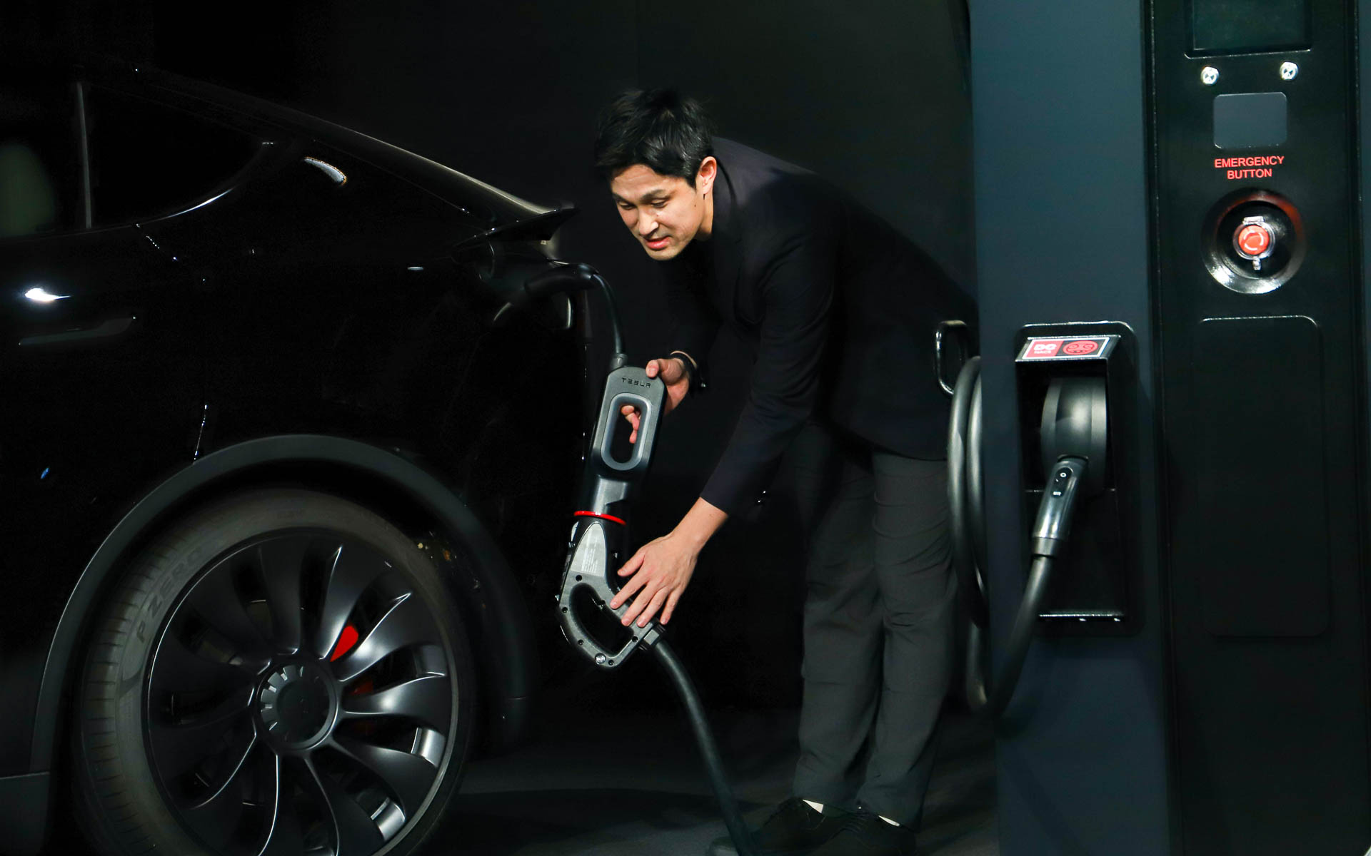 変換ケーブルを取り付けたまま充電口にコネクタを差し込むと、重心が下がり不安定になるとともに、重いコネクタがボディに当たって傷がついてしまうこともあるという