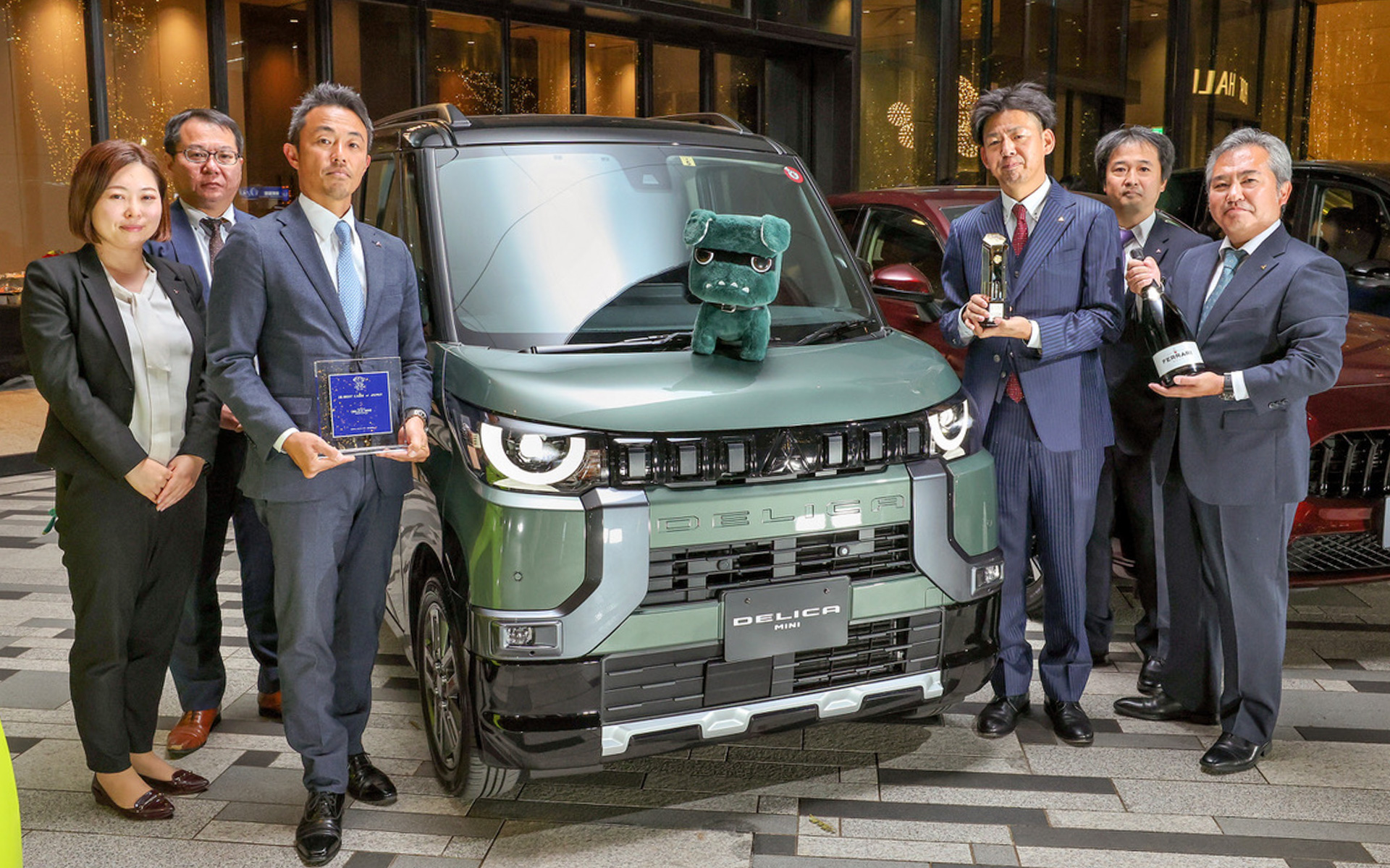 私が10点を入れたのは、三菱自動車のデリカミニ。完全なニューモデルではなく、マイナーチェンジモデルだというところが引っかかった人もいたようですが、私はそれを差し引いても、入れたい理由がありました。歴代デリカの要素を受け継ぎながら、やんちゃ坊主をイメージしたというデザインの素晴らしさ。それだけでなく、デリカD:5のエンジニアたちも加わってテストコースで磨いたという、デリカの名に恥じない走り。わざわざ4WDのタイヤを大径に替えたというから、その熱意にびっくりでした。それに、「デリ丸。」も最高でしたよね。クルマのCMから人気が出たのは、ダイハツのカクカクシガジカ以来ではないでしょうか？