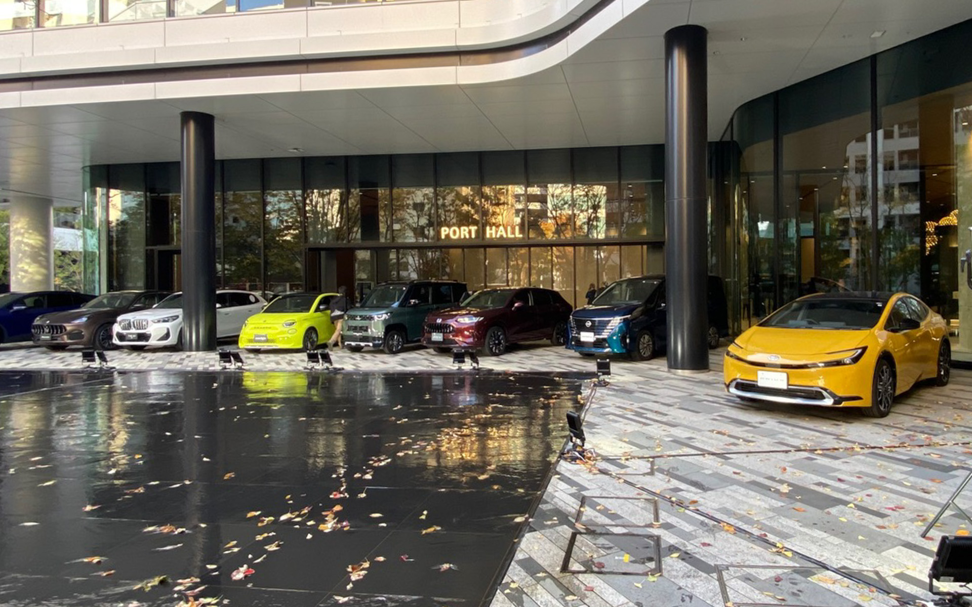 会場の屋外にはこんな感じで、10ベストカーの10台が飾られて華やかな雰囲気でした。イエローのプリウス、目立ってますよね。角度の関係で、この写真にはアルファード/ヴェルファイアとクロストレック、フォルクスワーゲン ID.4が映ってなくてごめんなさい