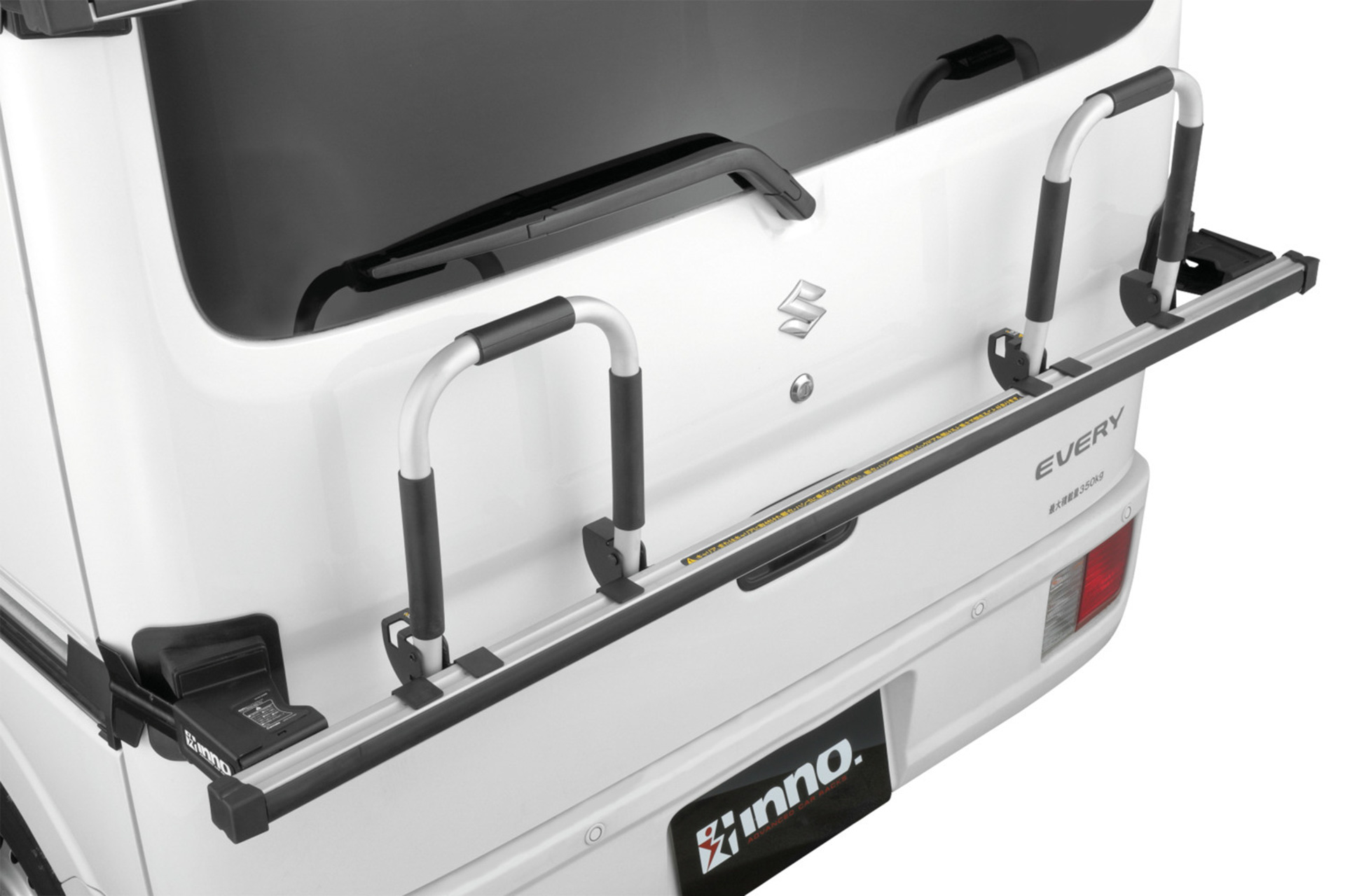 積載物を載せるベースアームは格納でき、灯火類を隠さないよう微調整可能