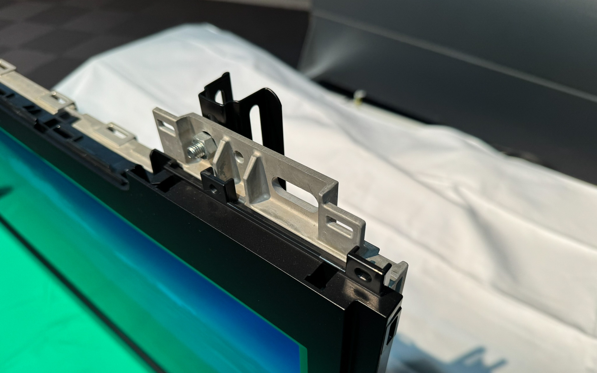 ディスプレイ取り付け部のダイカスト製部品