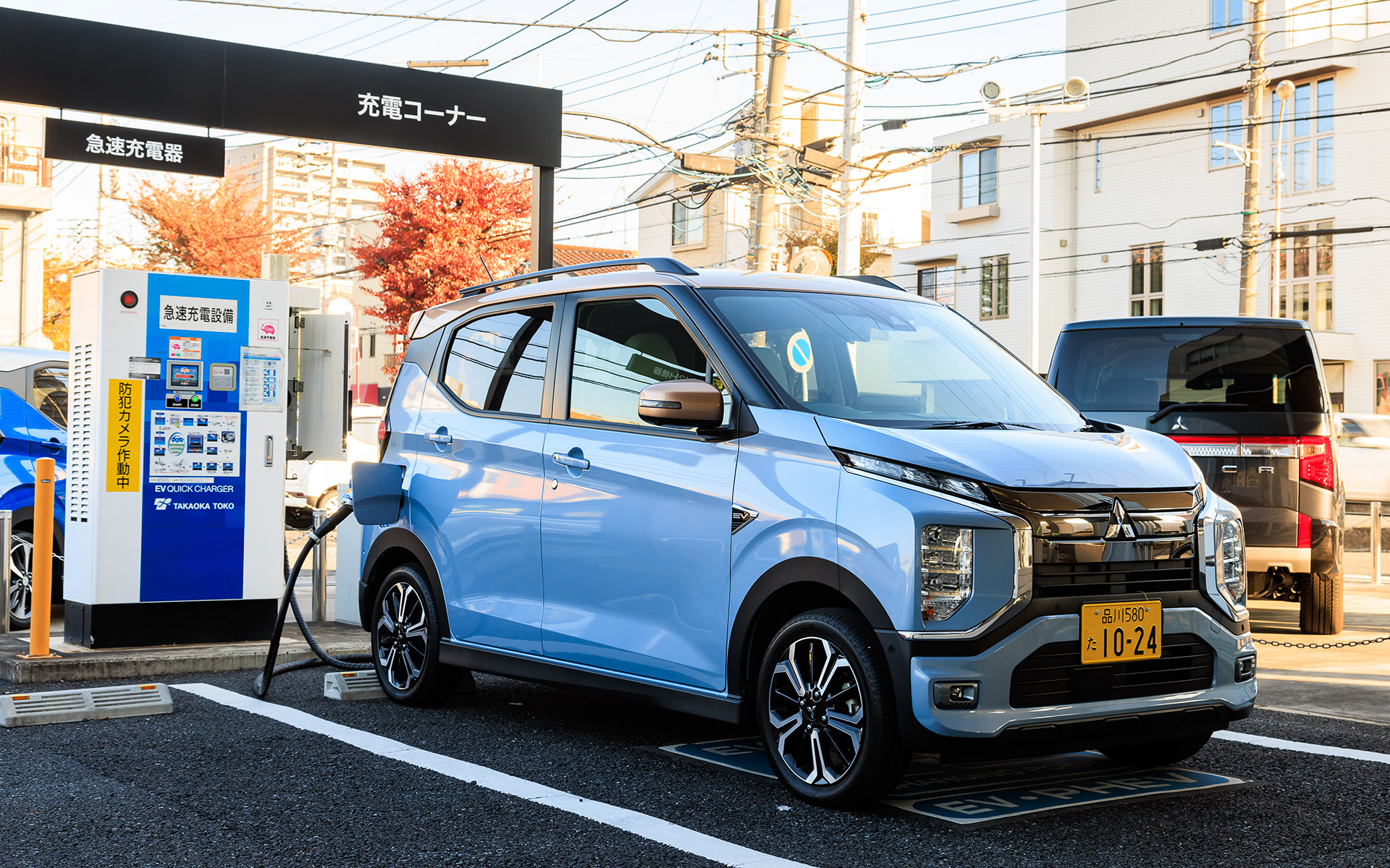 現在はディーラーはもとより高速道路のサービスエリアといった各所に充電設備があるので、急速充電する30分間にご飯を食べたり愛犬をドッグランで遊ばせたり、この時間を含めてプランを立てればストレスなく移動できると感じた