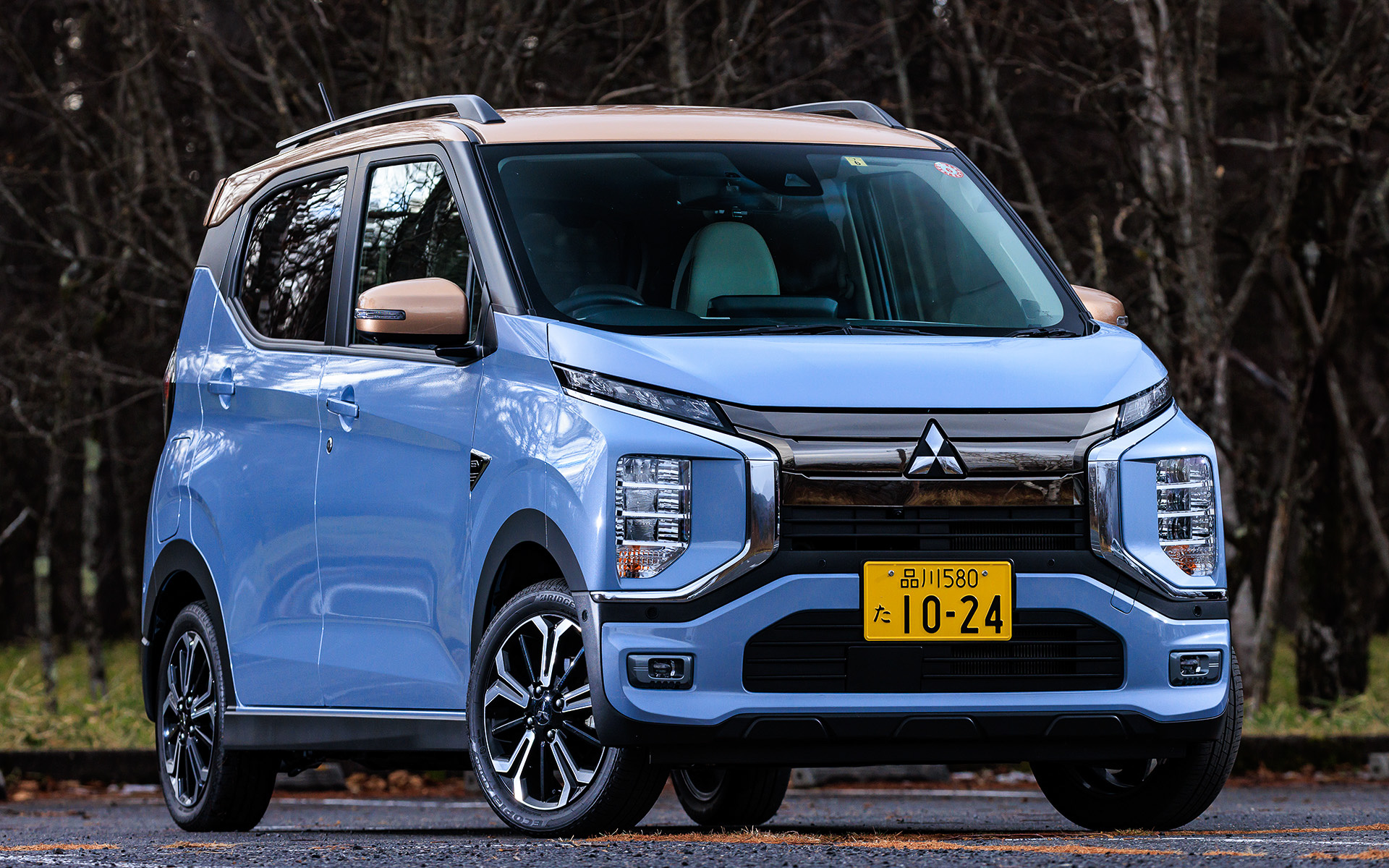 今回試乗したのは2022年6月に発売された軽自動車タイプのBEV（バッテリ電気自動車）「eK クロス EV」。試乗車は「P」グレード（308万1100円）でボディサイズは3395×1475×1655mm（全長×全幅×全高）、ホイールベースは2495mm。撮影車のボディカラーはミストブルーパールに電気銅線をイメージしたカッパーメタリックのルーフを組み合わせた2トーン仕様