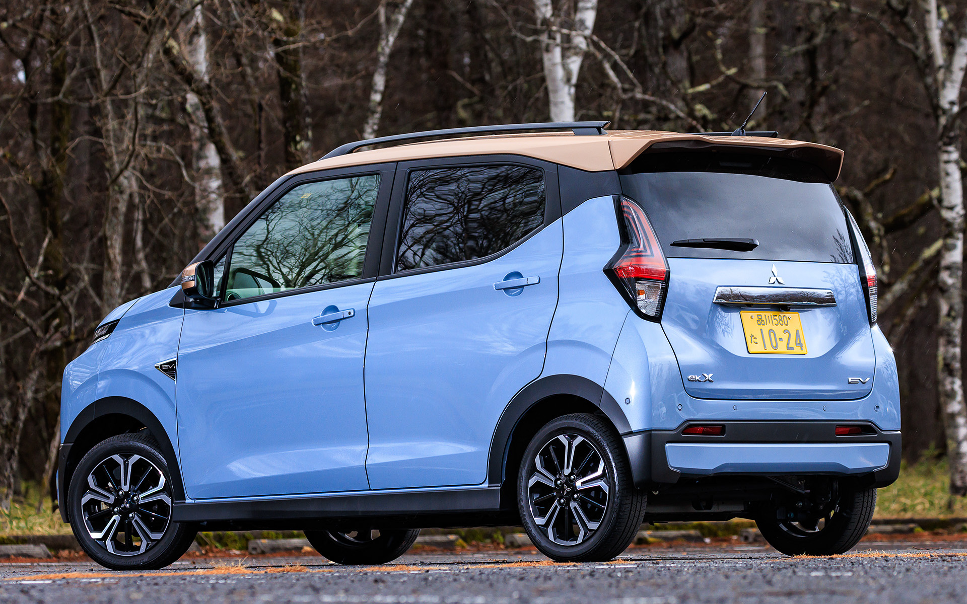 eK クロス EVで使われる駆動用バッテリは床下の最適な位置に薄型化してレイアウトし、さらにルーフパネルの板厚を薄くすることで低重心化を図り、コーナリング時のロールを抑制。前後重量配分は56：44とした。モーターの最高出力は47kW/2302-10455rpm、最大トルクはガソリンターボモデルの約2倍となる195Nm/0-2302rpmを発生。電力量20kWhの駆動用バッテリを搭載し、一充電走行距離は180km（WLTCモード）