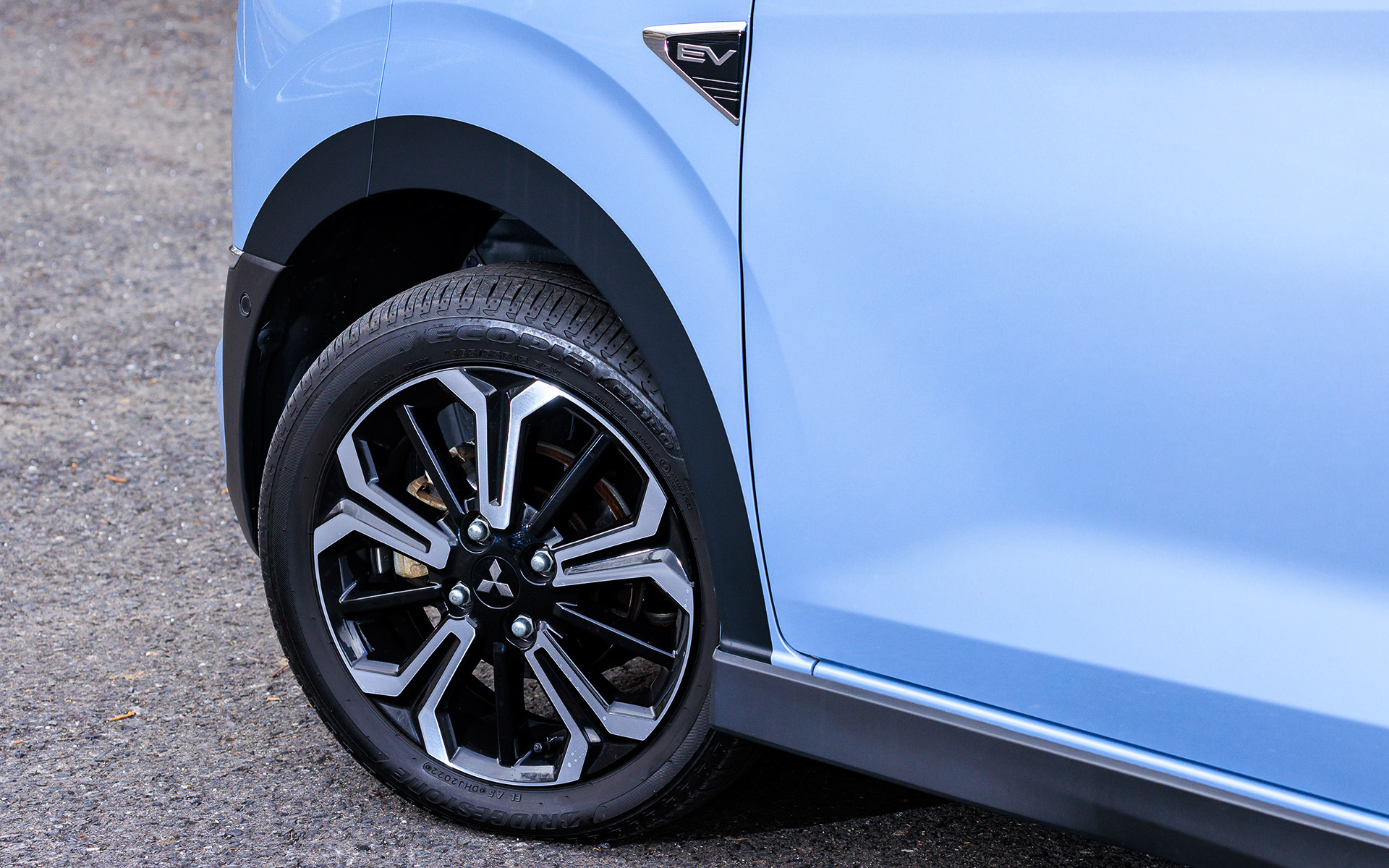 Pグレードは15インチアルミホイールにブリヂストン「エコピア EP150」（165/55R15）をセット