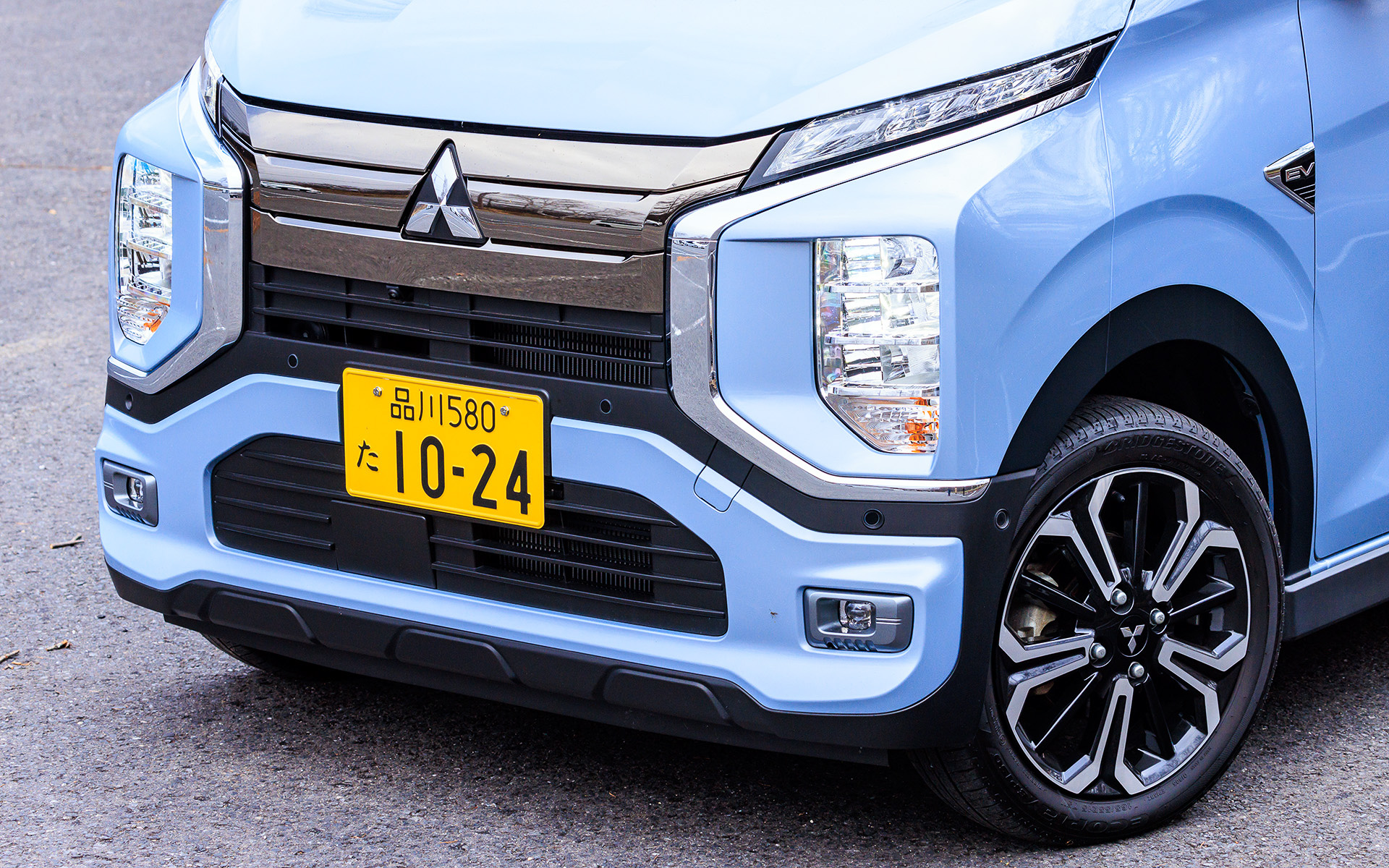 エクステリアは新世代のダイナミックシールドフロントフェイスといった三菱自動車ならではのSUVテイストのデザインに仕上げた