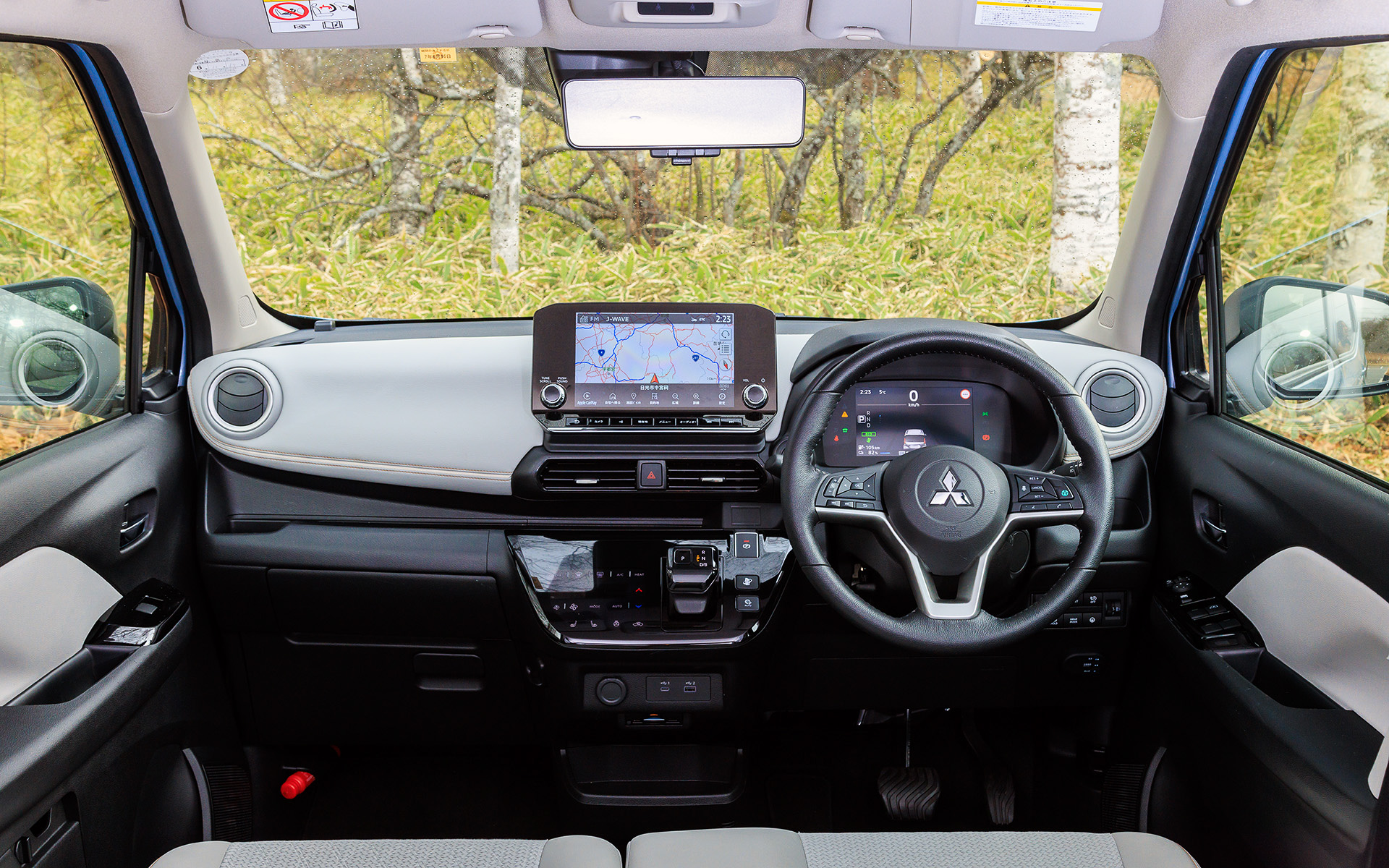 インテリアでは電子制御セレクターレバーや7インチカラー液晶メーターを採用。7インチカラー液晶メーターではバッテリステータスや電費情報、ナビゲーション情報といった各種情報を分かりやすく表示。また、9インチスマートフォン連携ナビゲーションは充電スポットや目的地までの推定電池残量なども表示でき、スマートフォンと連携することでAndroid AutoやAppleCar Playも使うことができる