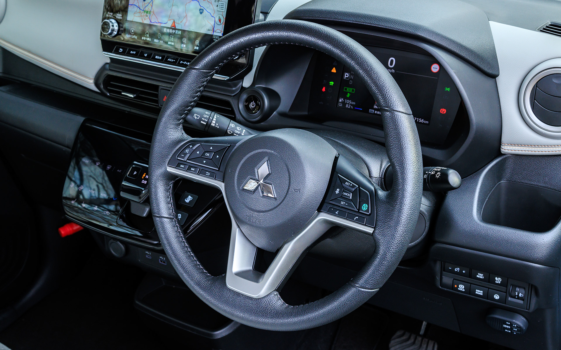 インテリアでは電子制御セレクターレバーや7インチカラー液晶メーターを採用。7インチカラー液晶メーターではバッテリステータスや電費情報、ナビゲーション情報といった各種情報を分かりやすく表示。また、9インチスマートフォン連携ナビゲーションは充電スポットや目的地までの推定電池残量なども表示でき、スマートフォンと連携することでAndroid AutoやAppleCar Playも使うことができる