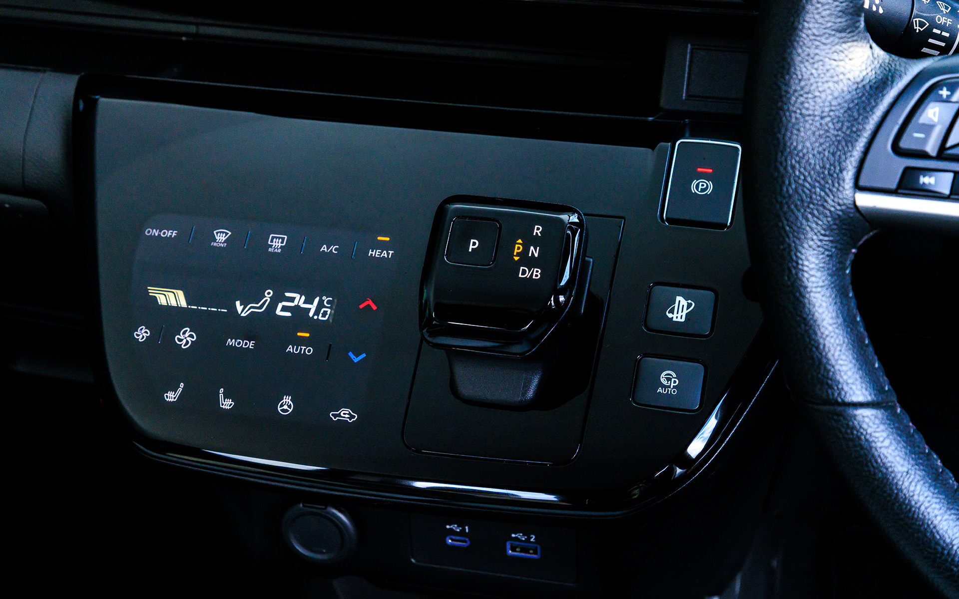 インテリアでは電子制御セレクターレバーや7インチカラー液晶メーターを採用。7インチカラー液晶メーターではバッテリステータスや電費情報、ナビゲーション情報といった各種情報を分かりやすく表示。また、9インチスマートフォン連携ナビゲーションは充電スポットや目的地までの推定電池残量なども表示でき、スマートフォンと連携することでAndroid AutoやAppleCar Playも使うことができる