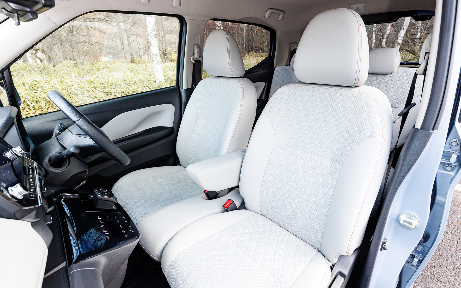 撮影車はオプション設定の「プレミアムインテリアパッケージ」を採用。ライトグレーを基調に合成皮革と立体感のあるダイヤ柄エンボス加工を施したファブリックのコンビネーションを用い、上質感を演出している。後席はスライドとともにリクライニングもでき、快適な居住空間を実現