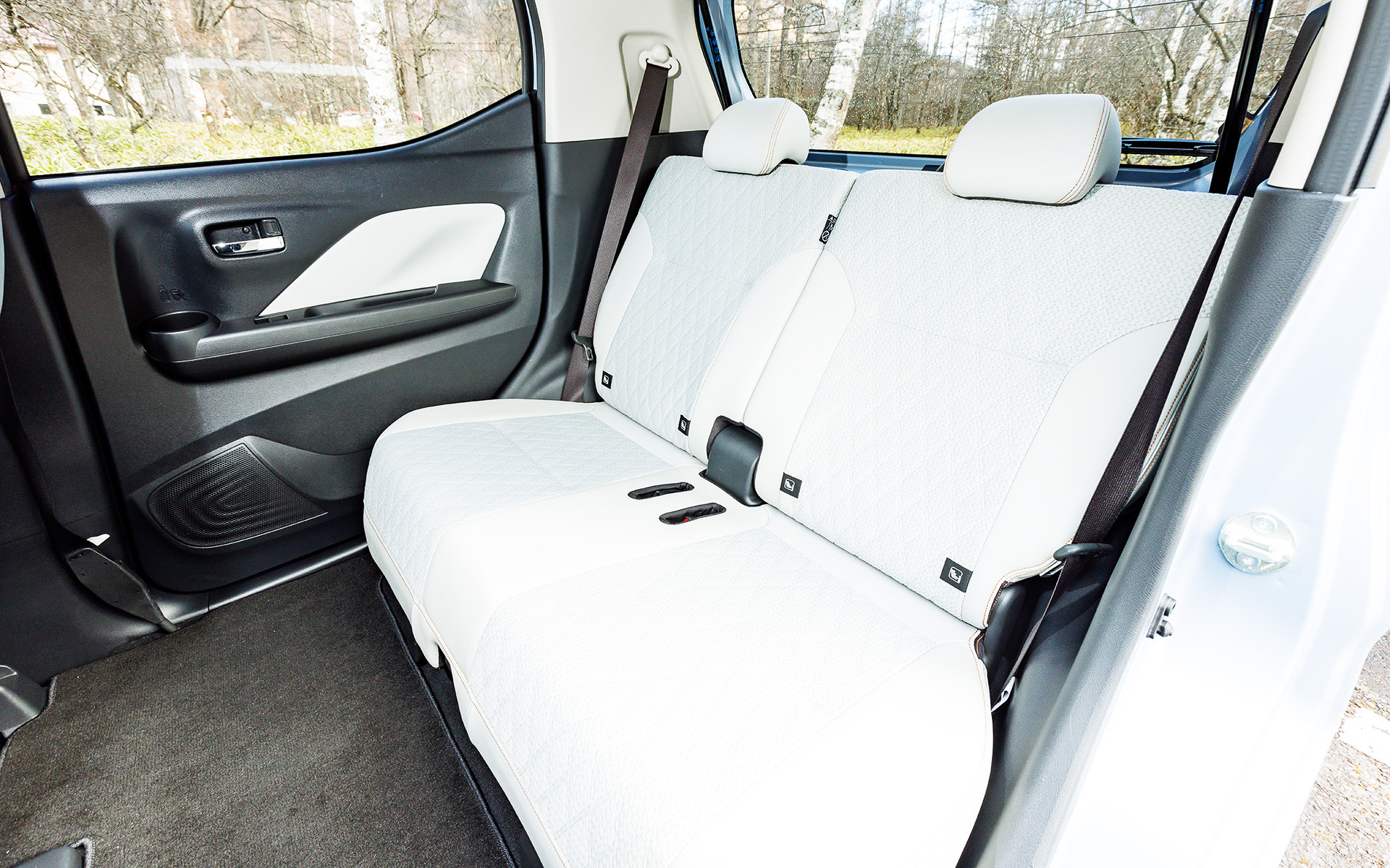 撮影車はオプション設定の「プレミアムインテリアパッケージ」を採用。ライトグレーを基調に合成皮革と立体感のあるダイヤ柄エンボス加工を施したファブリックのコンビネーションを用い、上質感を演出している。後席はスライドとともにリクライニングもでき、快適な居住空間を実現