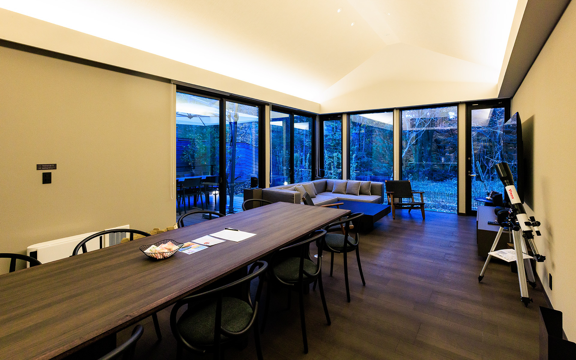 全室100m<sup>2</sup>以上の空間を有するRakuten STAY VILLA 日光。全室にプライベート天然温泉やサウナ、外気浴デッキを完備しており、非日常を堪能できました