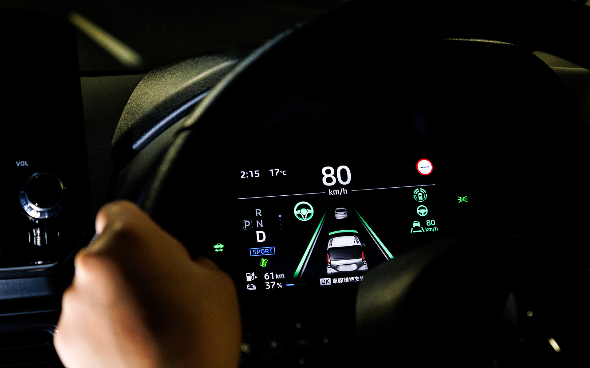 eK クロス EVでは高速道路同一車線運転支援機能「マイパイロット」を搭載し、レーダークルーズコントロールシステム（ACC）と車線維持支援機能（LKA）により、車間距離と車線中央付近をキープしながら走行することでドライバーの負担を軽減してくれる