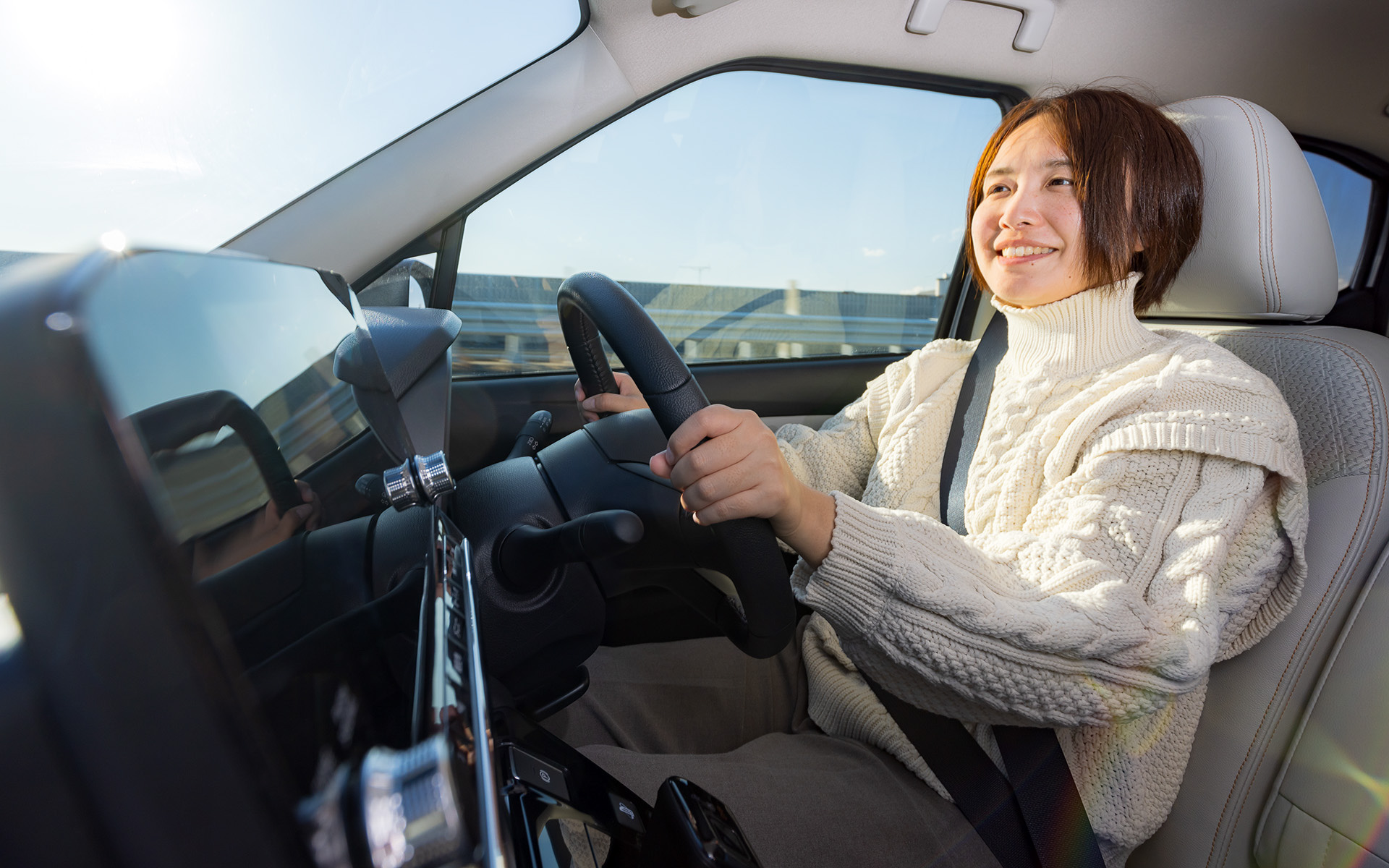 eK クロス EVでは高速道路同一車線運転支援機能「マイパイロット」を搭載し、レーダークルーズコントロールシステム（ACC）と車線維持支援機能（LKA）により、車間距離と車線中央付近をキープしながら走行することでドライバーの負担を軽減してくれる