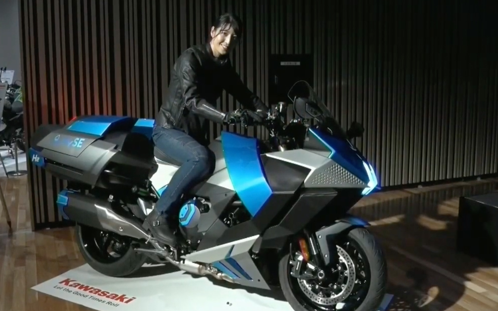 世界初公開された開発中の水素エンジンバイクの試作車