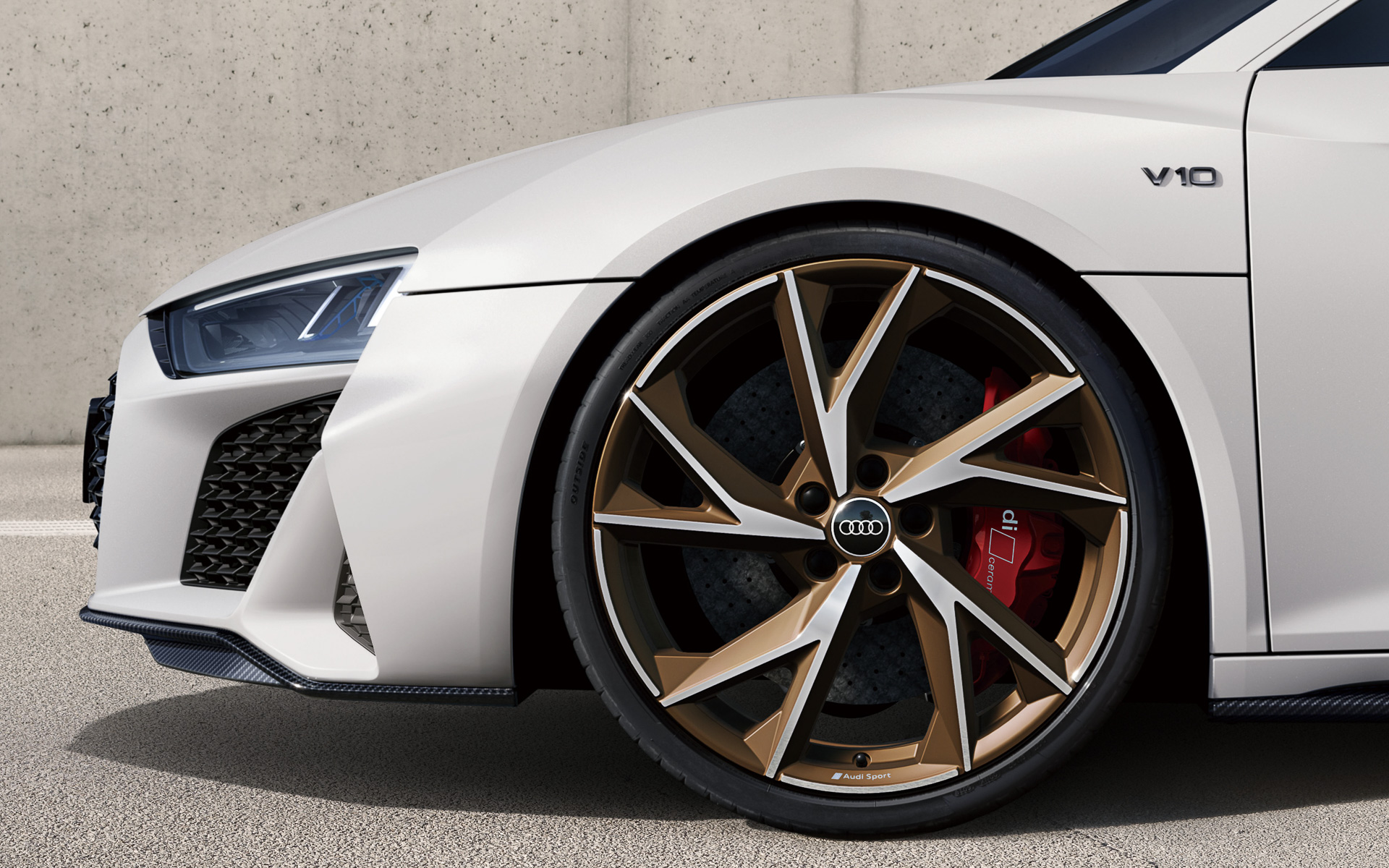 ボディカラーにアイビスホワイト マットを採用するとともにグロスレッドキャリパーを組み合わせ、さらに金に見立てたマットブロンズポリッシュトのAudi Sport製20インチ5エヴォスポークデザインのアルミホイールを装備