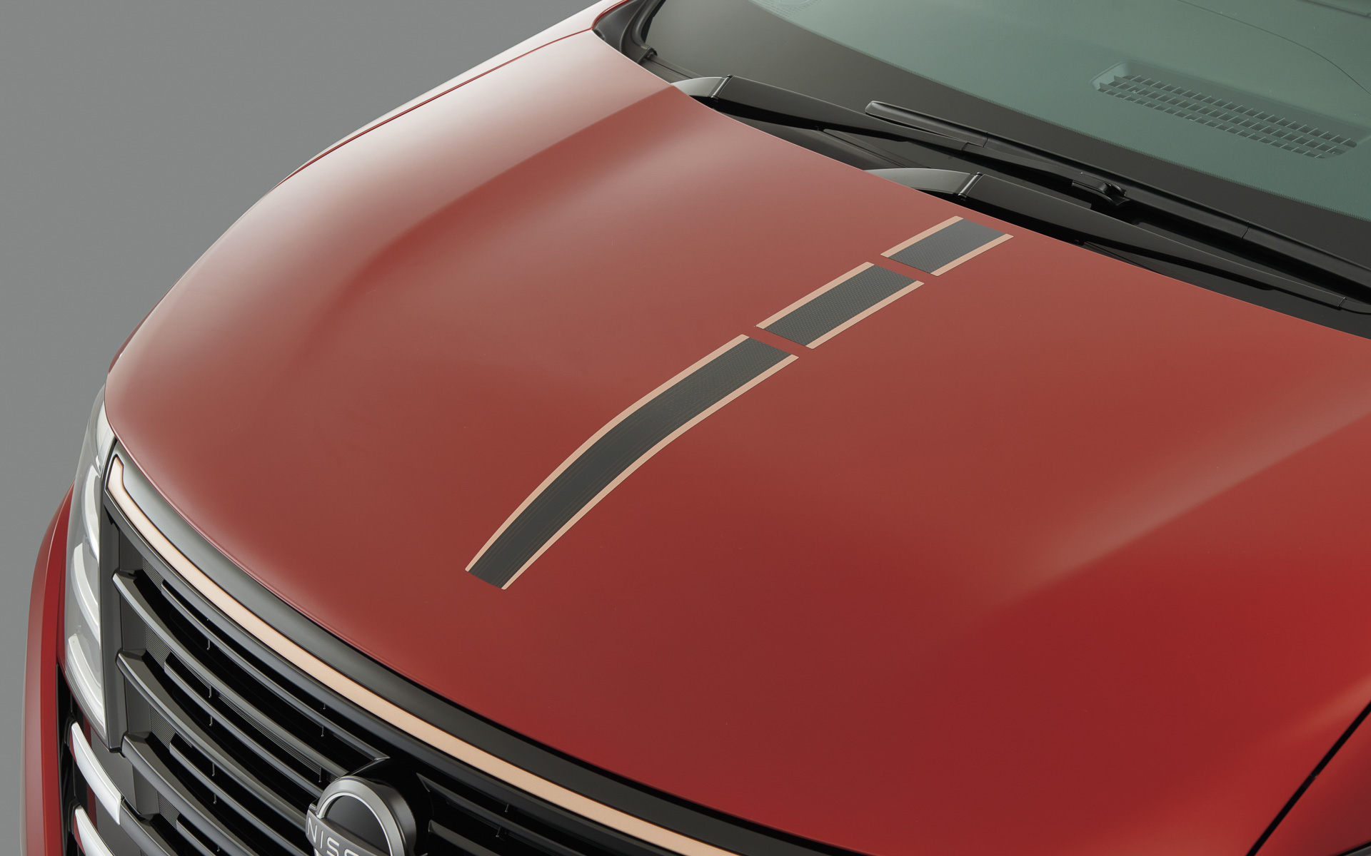 フードアクセントデカール装着イメージ（写真はセレナ）