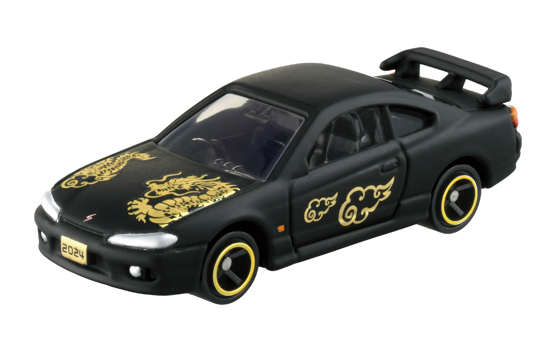 日産 シルビア S15には、2024年の干支で幸運や繁栄がモチーフの辰をデザイン。辰（龍）が躍動感のある動きで陸・海・空を駆けめぐる姿をイメージし、初春トミカとして初めて年号の2024をナンバープレートに記した