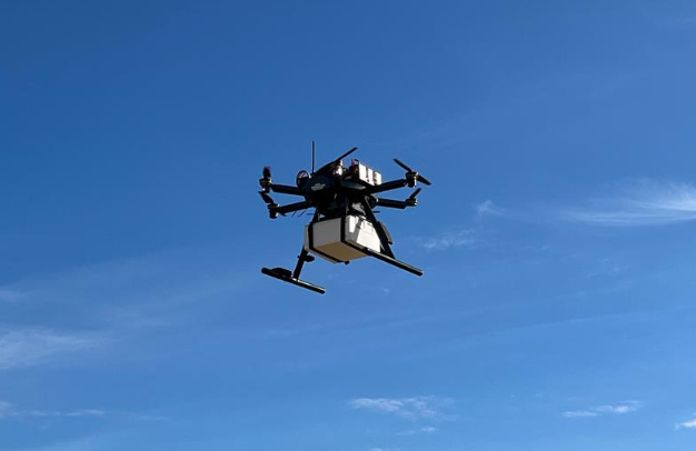 ドローンを使った物資輸送の様子