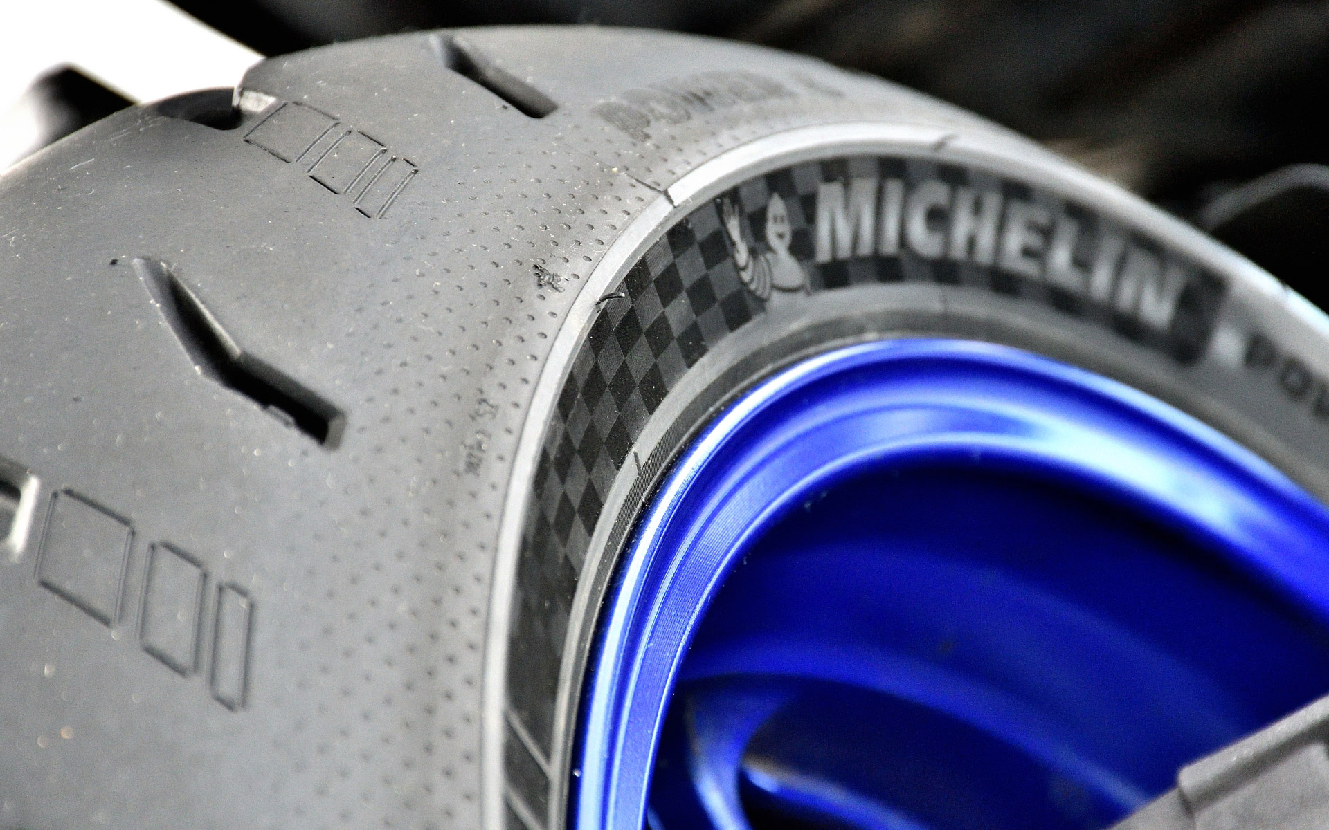 サイドウォールにはチェッカーフラッグ柄