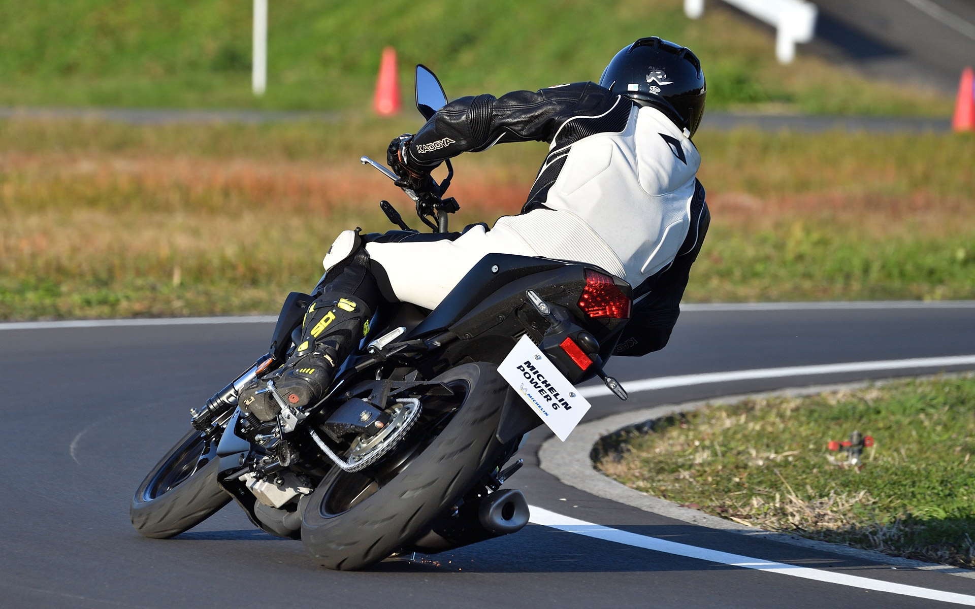 軽量な車体でもバンク時の安定感は高い