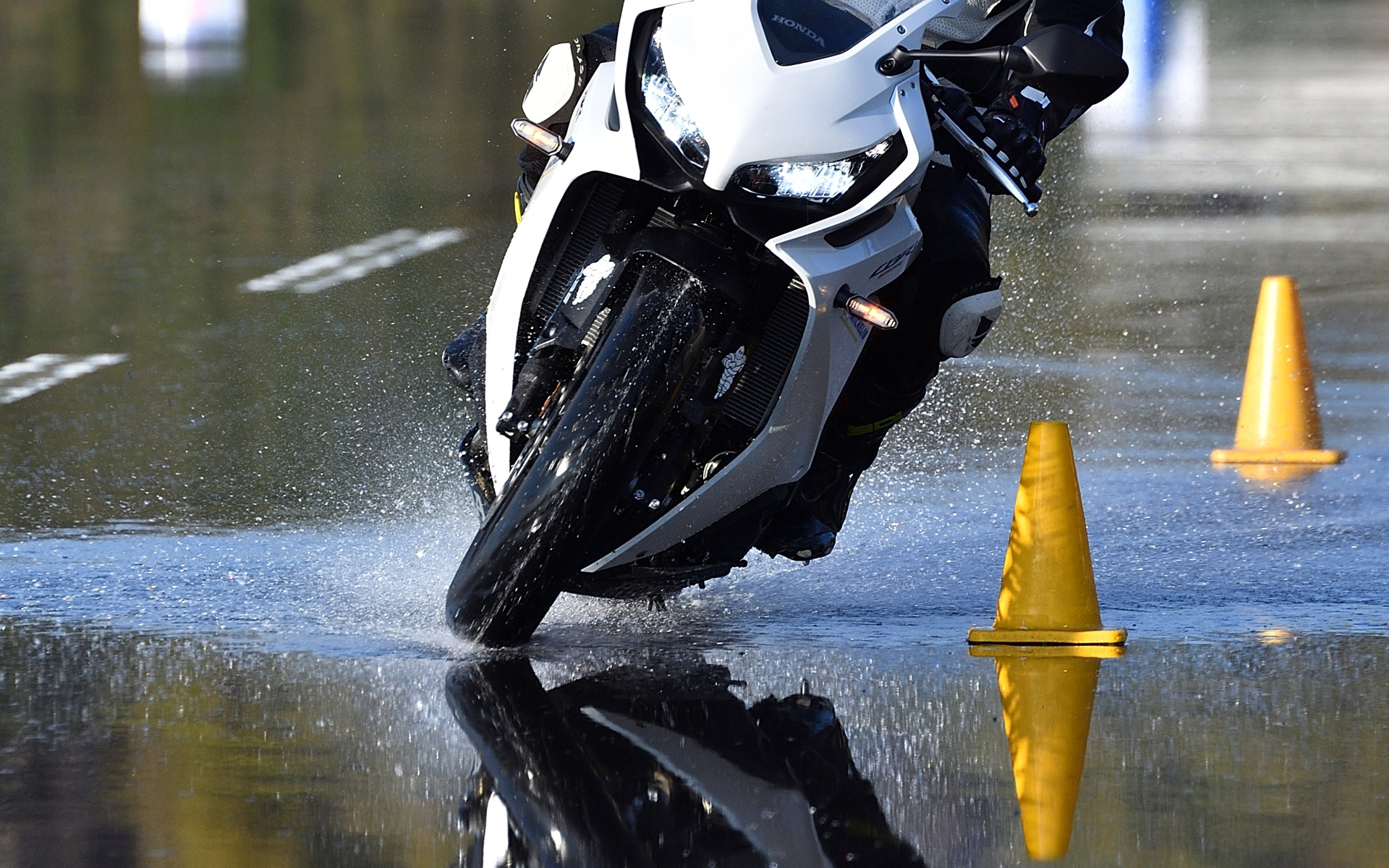 路面に食いついてくれる感覚がある