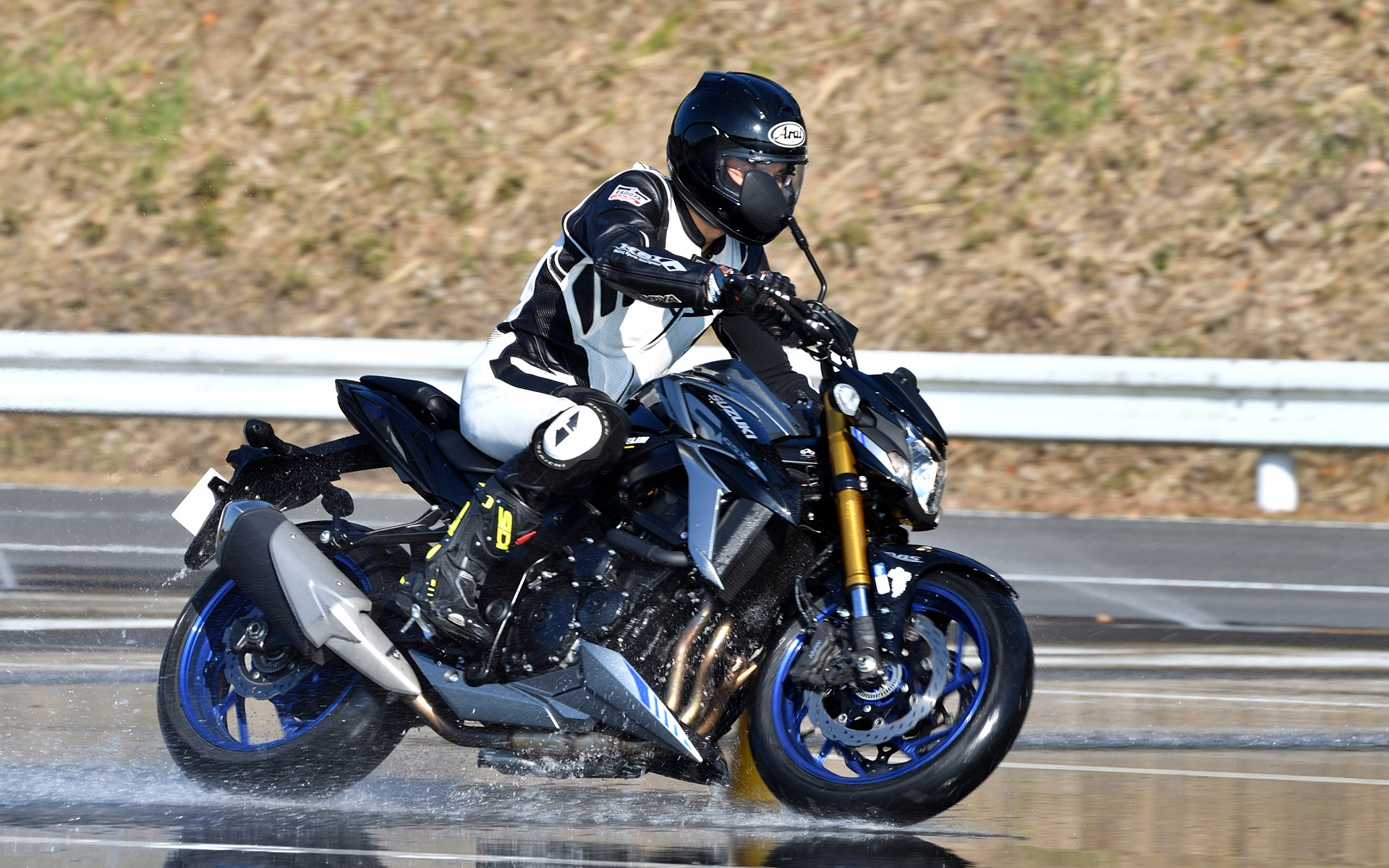 ドライグリップの高いスポーツタイヤだが、ウェット走行に不安はなく、むしろ楽しめる