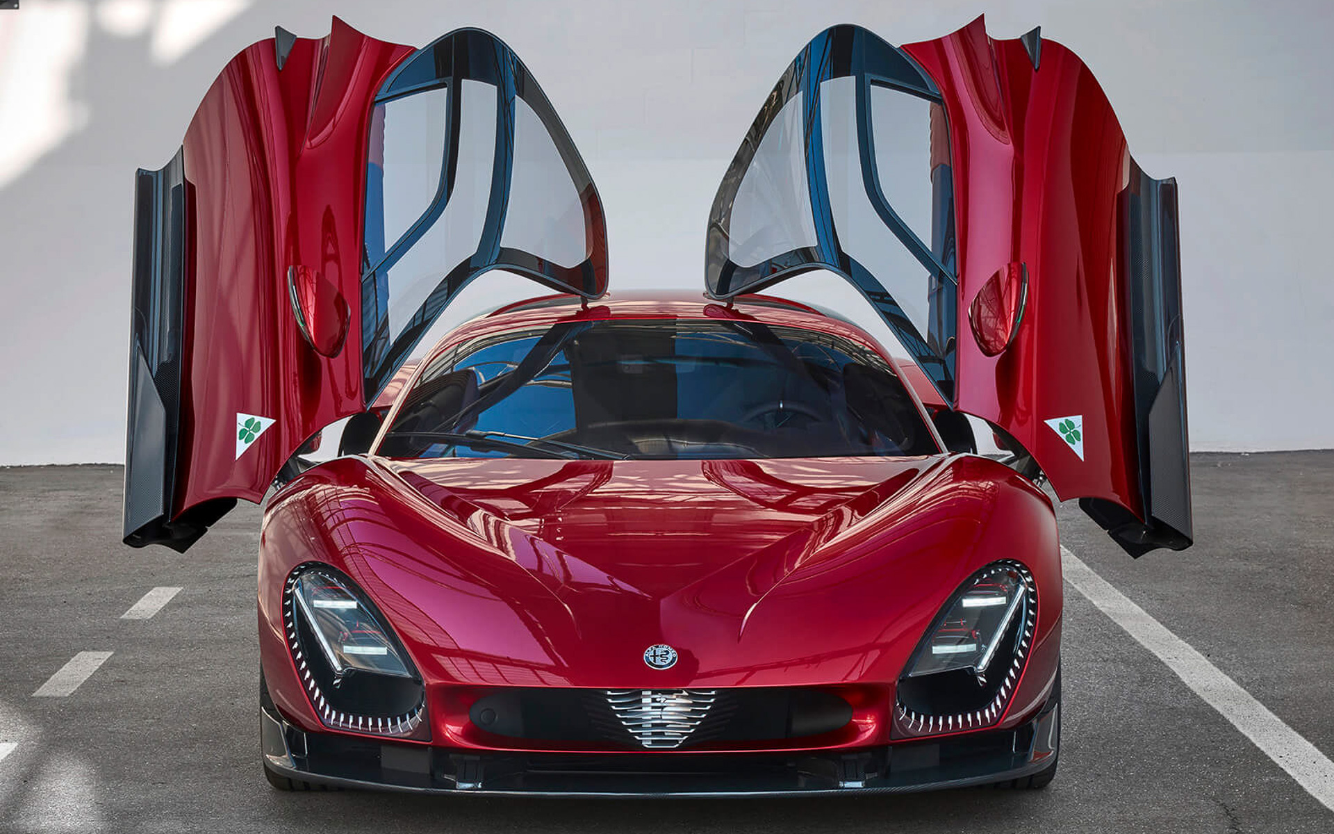 2023年に市場へ投入した「33 ストラダーレ」は世界限定33台のスーパーカー