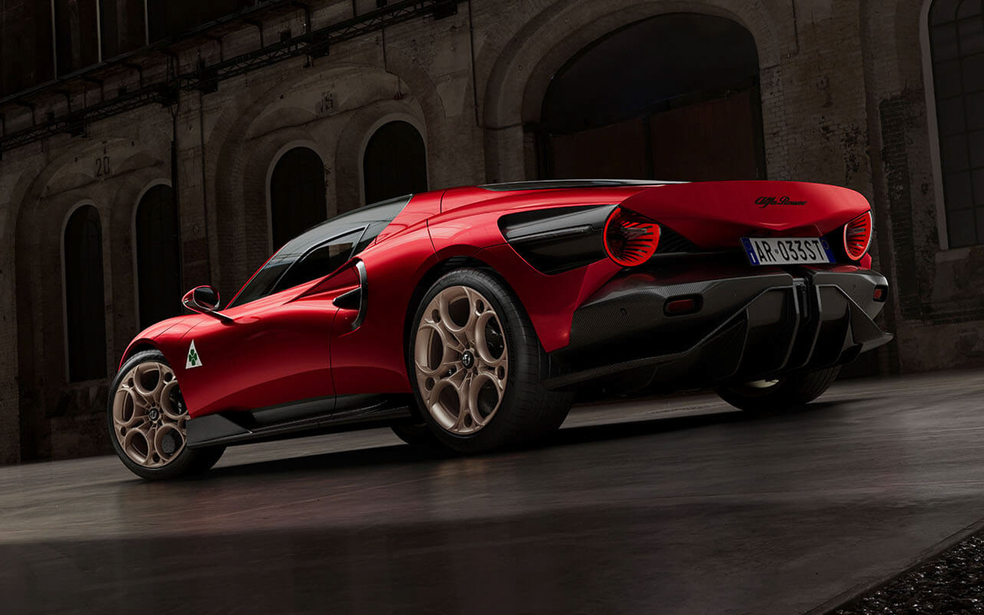 2023年に市場へ投入した「33 ストラダーレ」は世界限定33台のスーパーカー