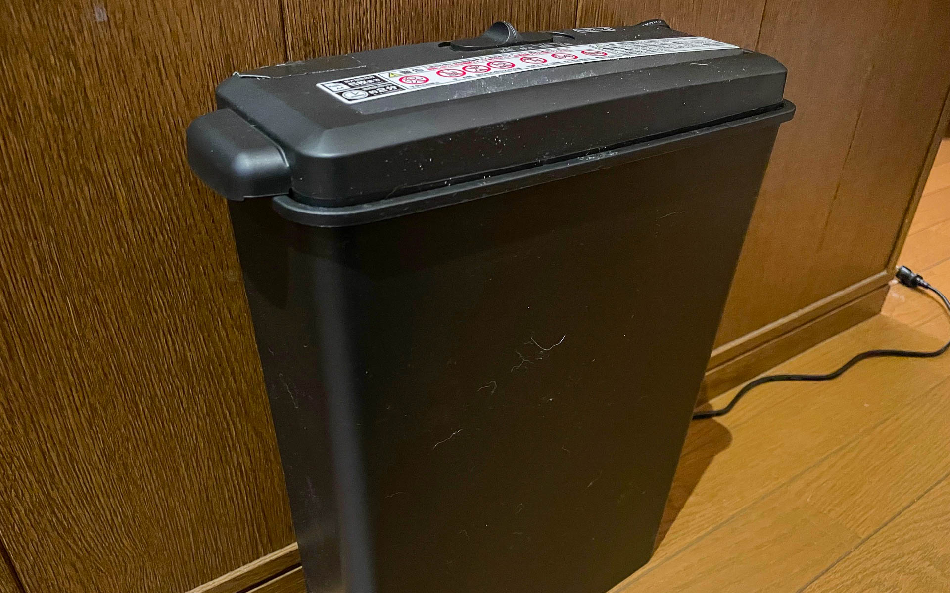 ウチのシュレッダー。2000円もしないでシュレッダーが手に入るなんて。短い付き合いだったが何となく愛着がある