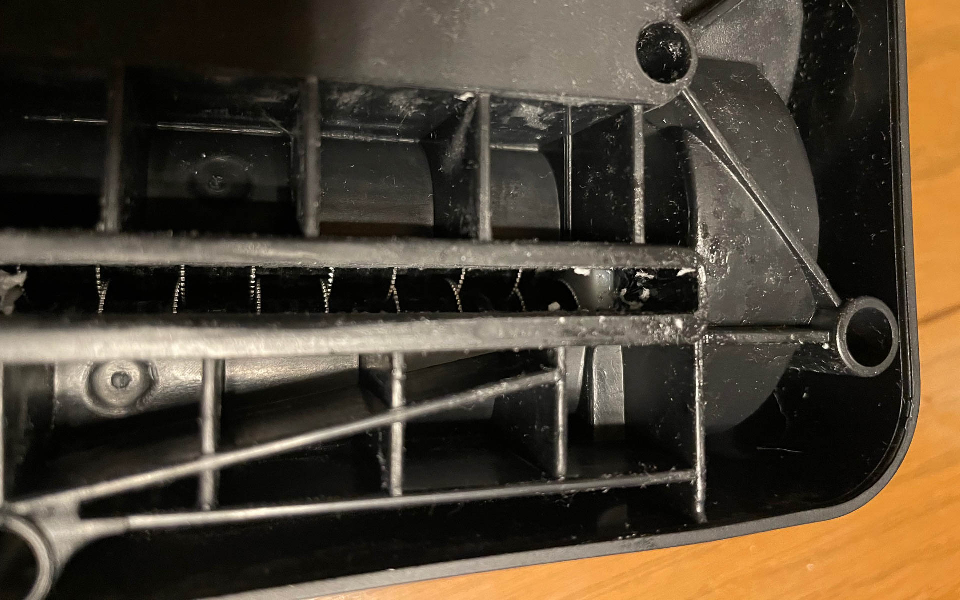 モーターがコンパクトに入っていて刃はグルグルと回る。予想したのとは違っていた