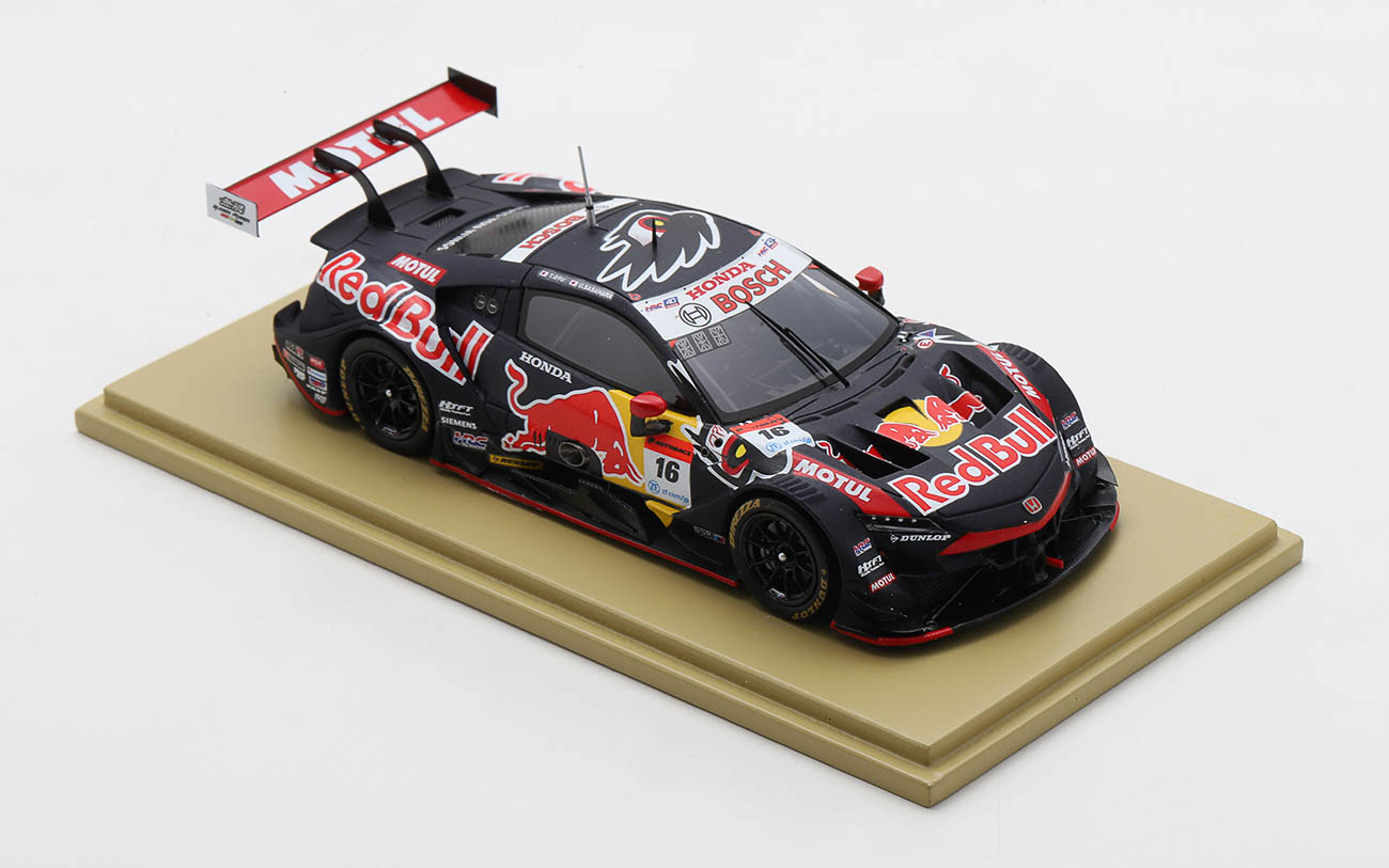2022年シーズンのTEAM Red Bull MUGENの1/43スケールミニカー「2022 Red Bull MOTUL MUGEN NSX-GT #16」。サイズは140×57×D75mm（幅×高さ×奥行き）